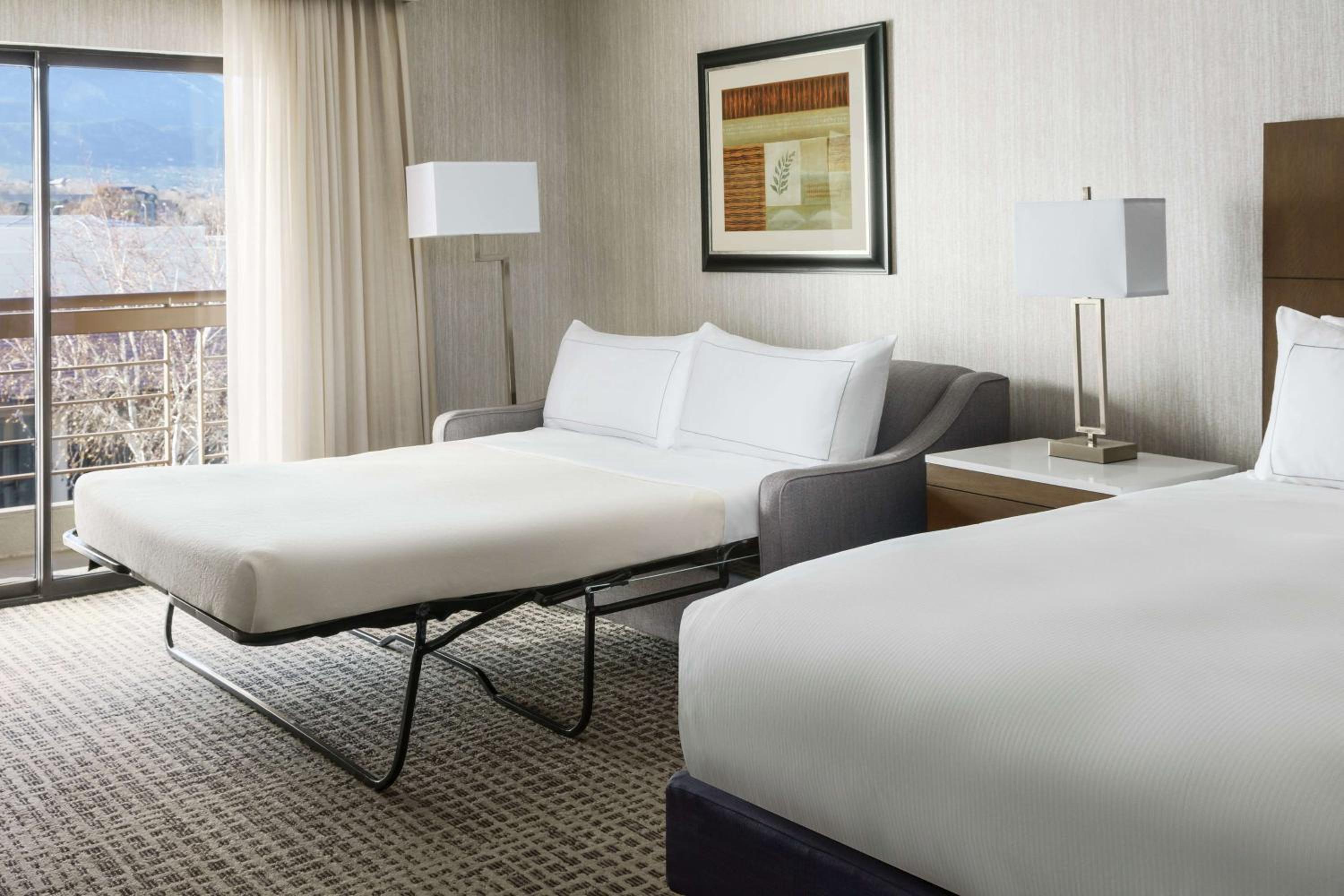 Standard King Room with Sofa Bed - Photo 1