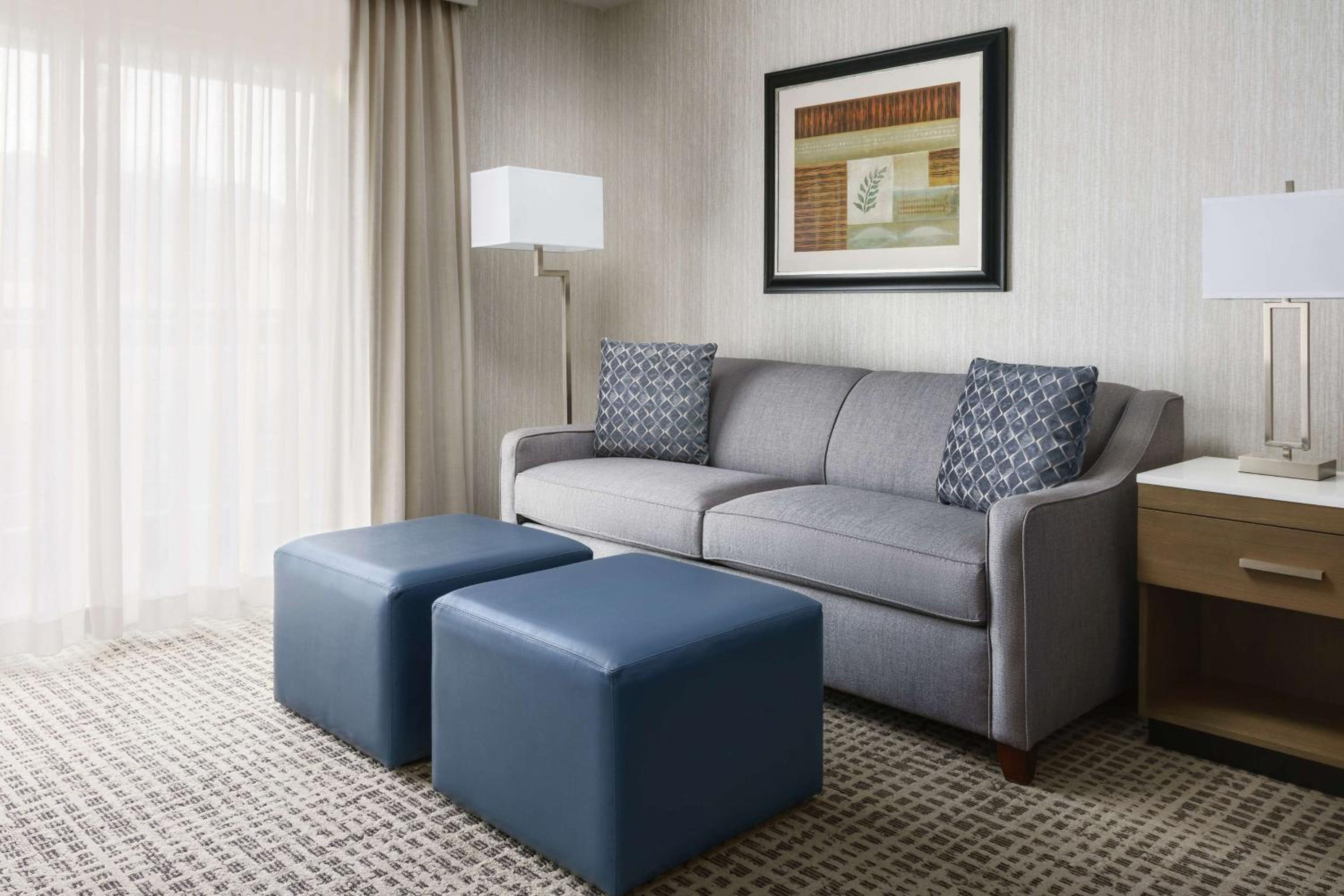 Standard King Room with Sofa Bed - Photo 3