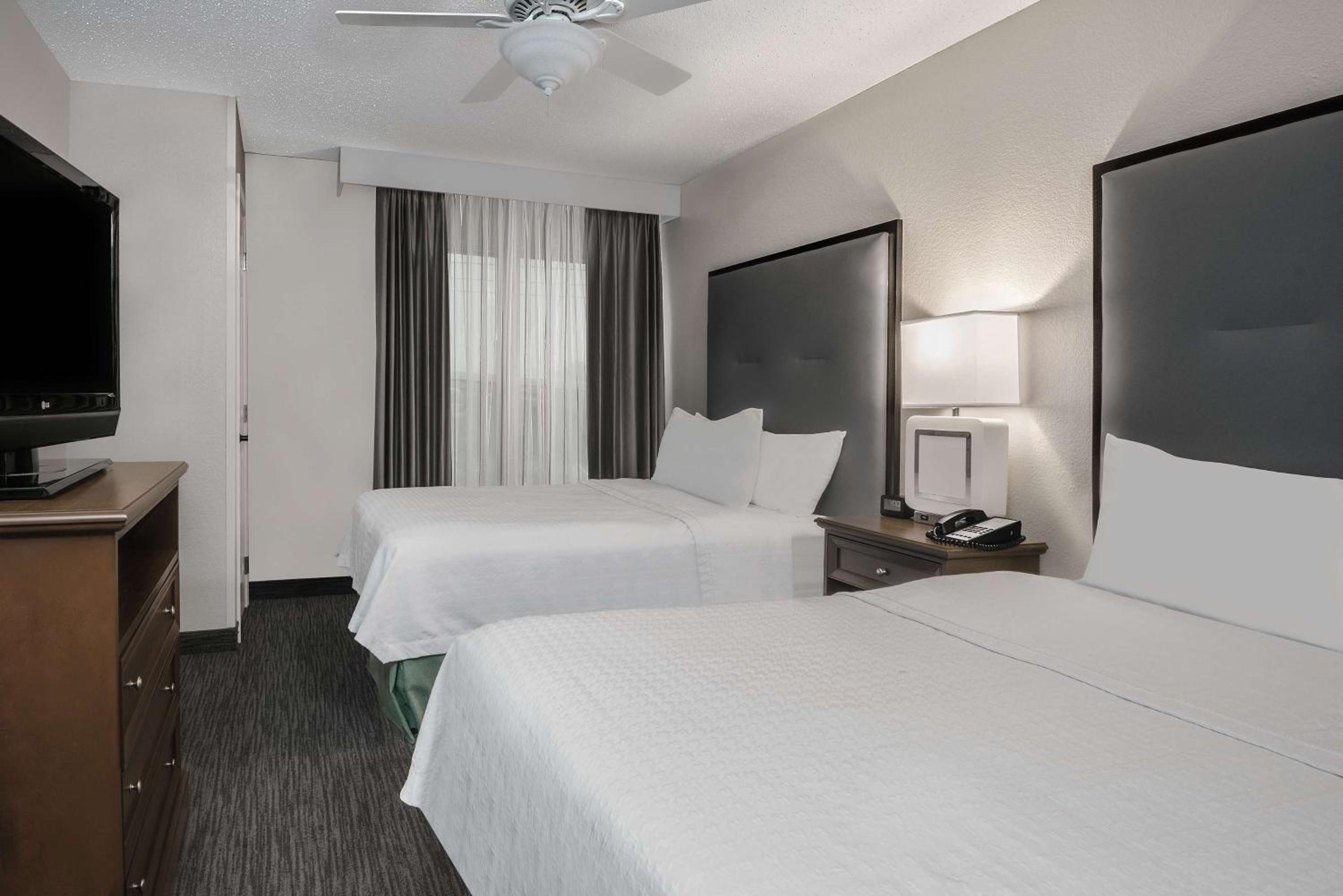 Two-Bedroom Suite with One King And Two Double Beds - Non-Smoking - Photo 7