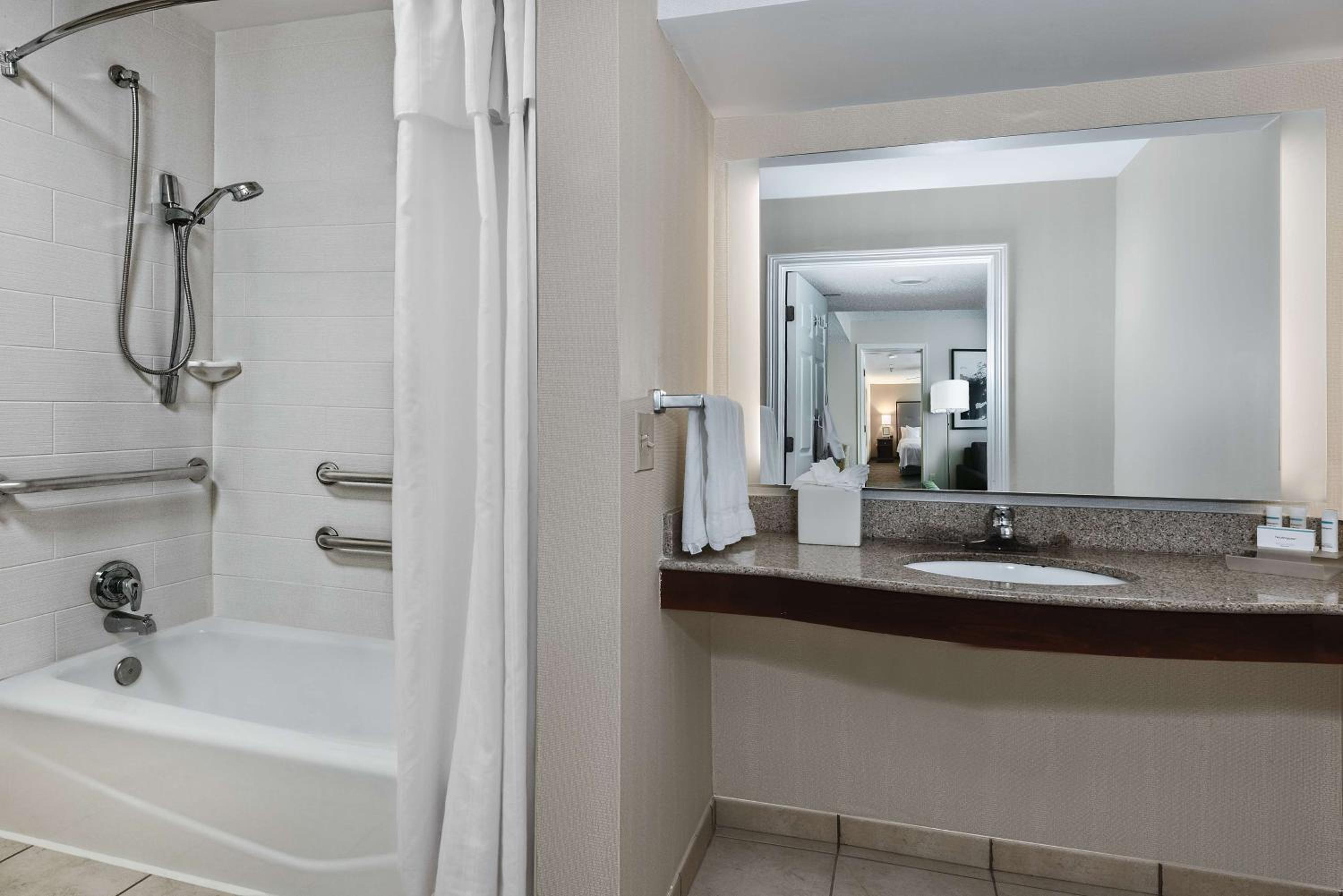 Double Suite with Two Double Beds - Disability Access/Non-Smoking - Photo 4