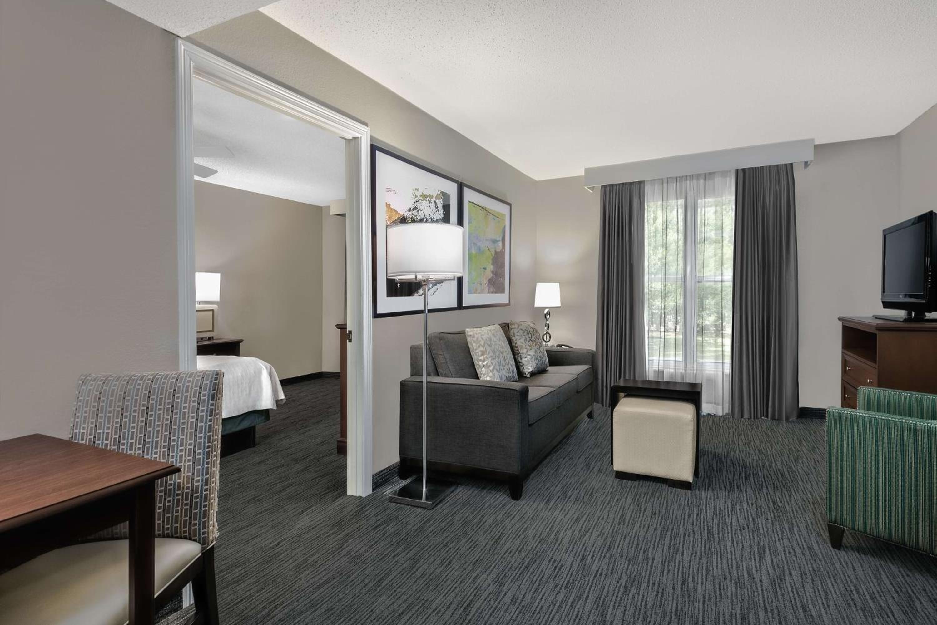 Two-Bedroom Suite with One King And Two Double Beds - Non-Smoking - Photo 6