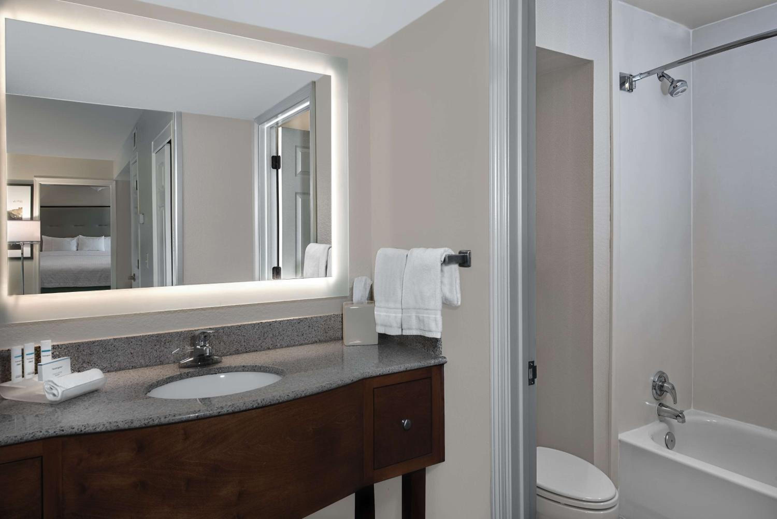 One-Bedroom King Suite - Non-Smoking - Photo 4