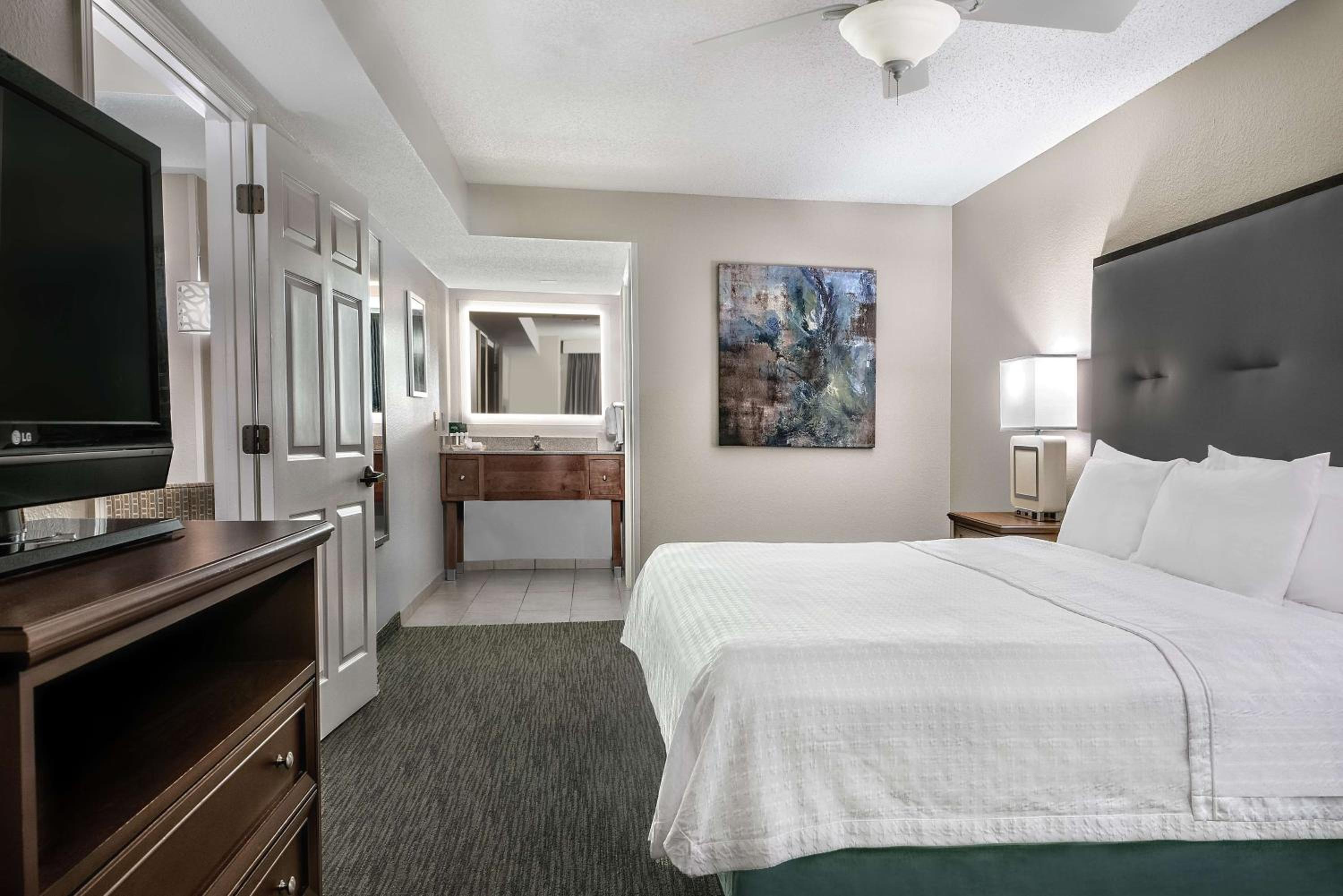 Two-Bedroom Suite with One King And Two Double Beds - Non-Smoking - Photo 4