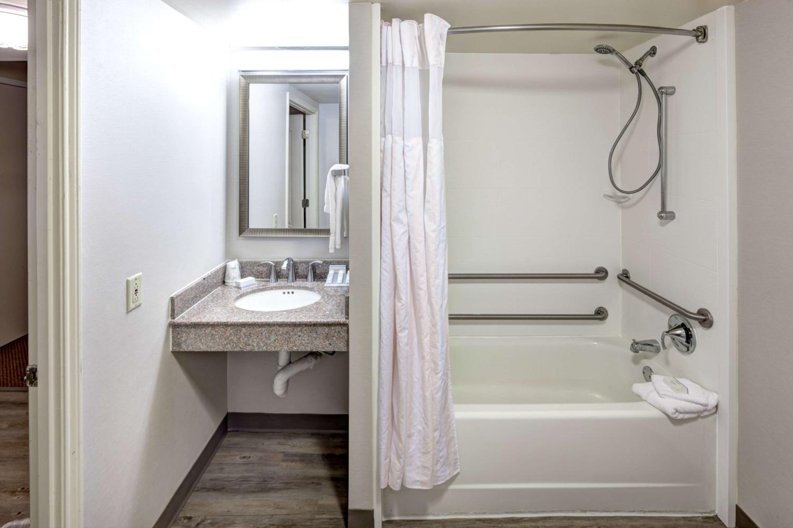 Double Room with Two Double Beds - Mobility Access - Photo 4