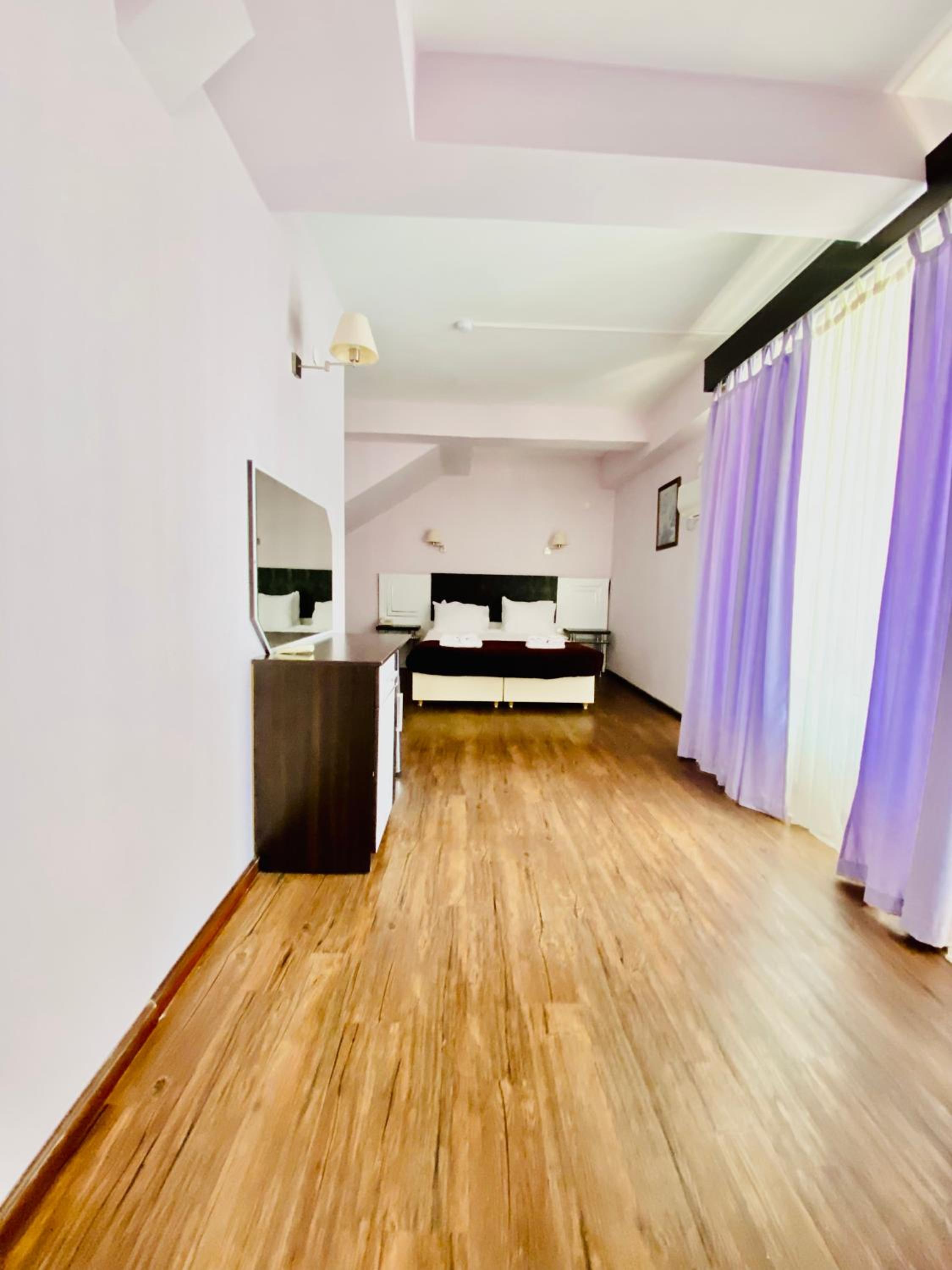 Luxury Suite - Photo 3