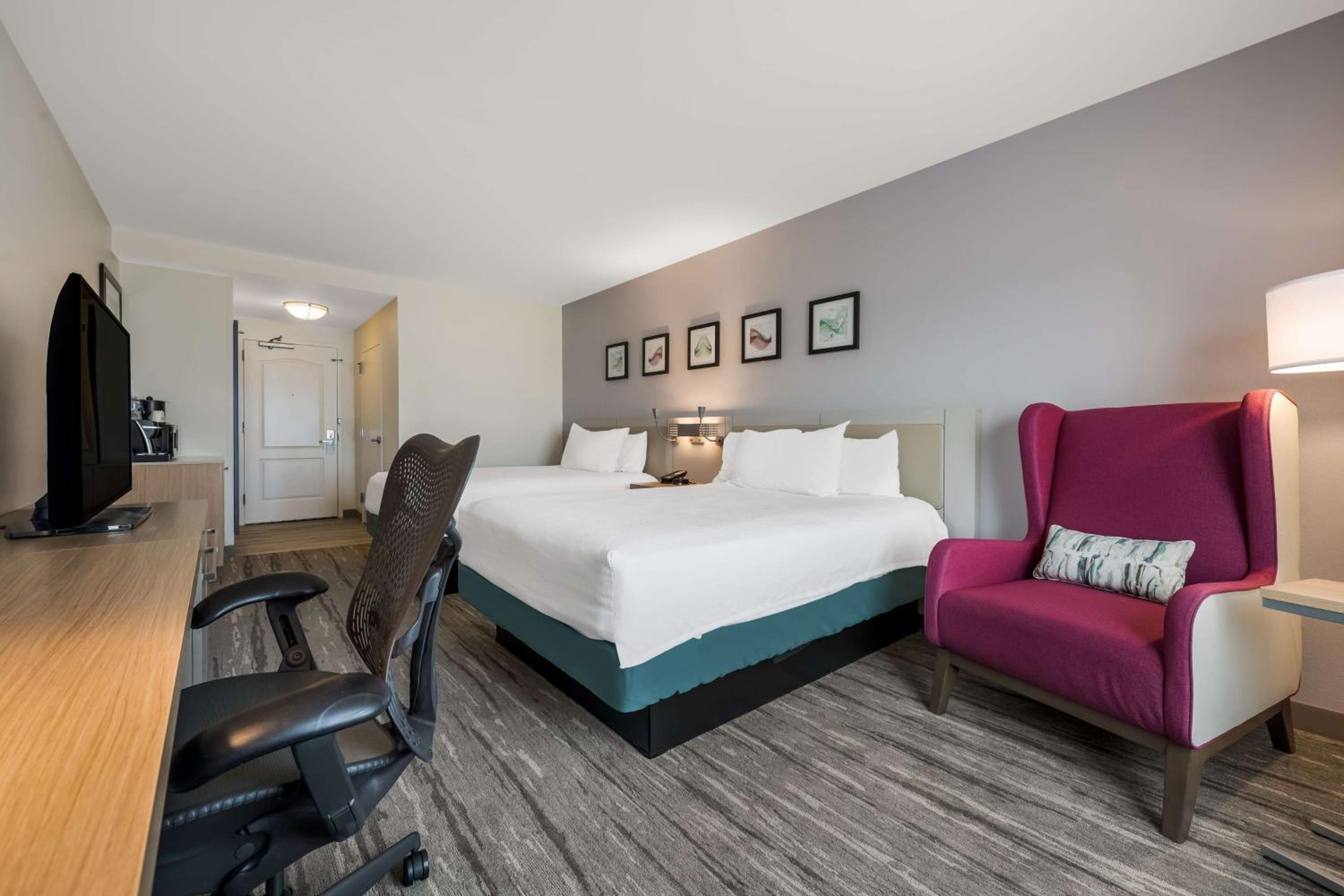 Queen Room with Two Queen Beds - Photo 3