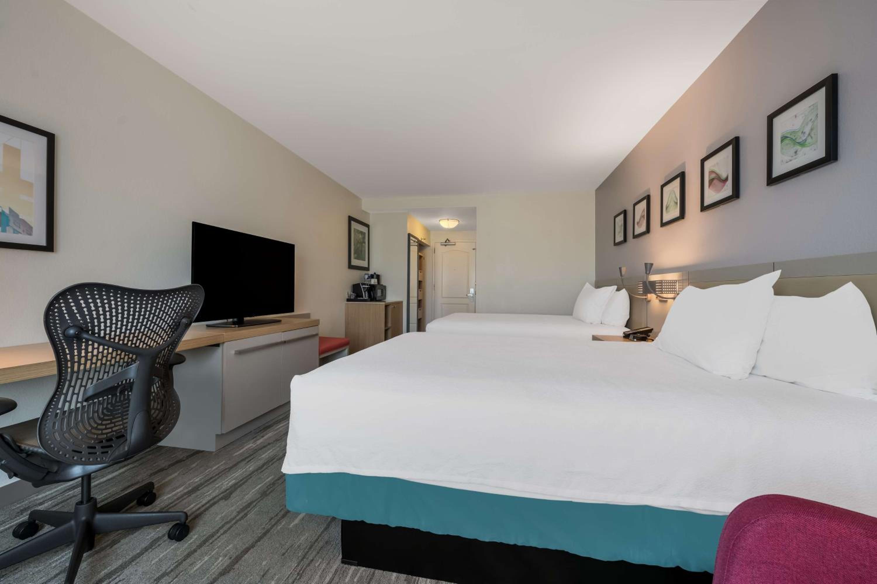 Queen Room with Two Queen Beds - Photo 5