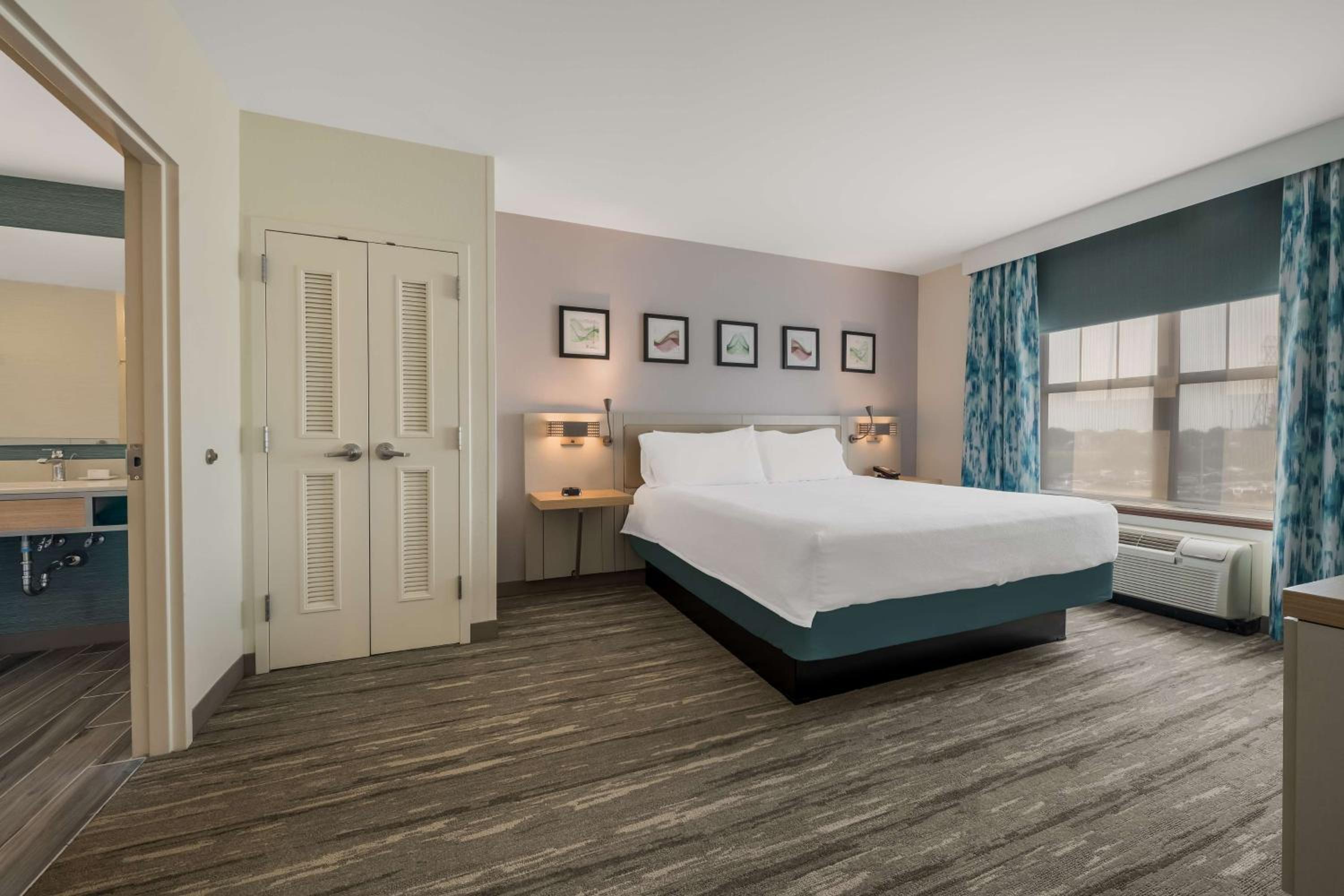 One-Bedroom King Suite with Sofa Bed - Photo 3