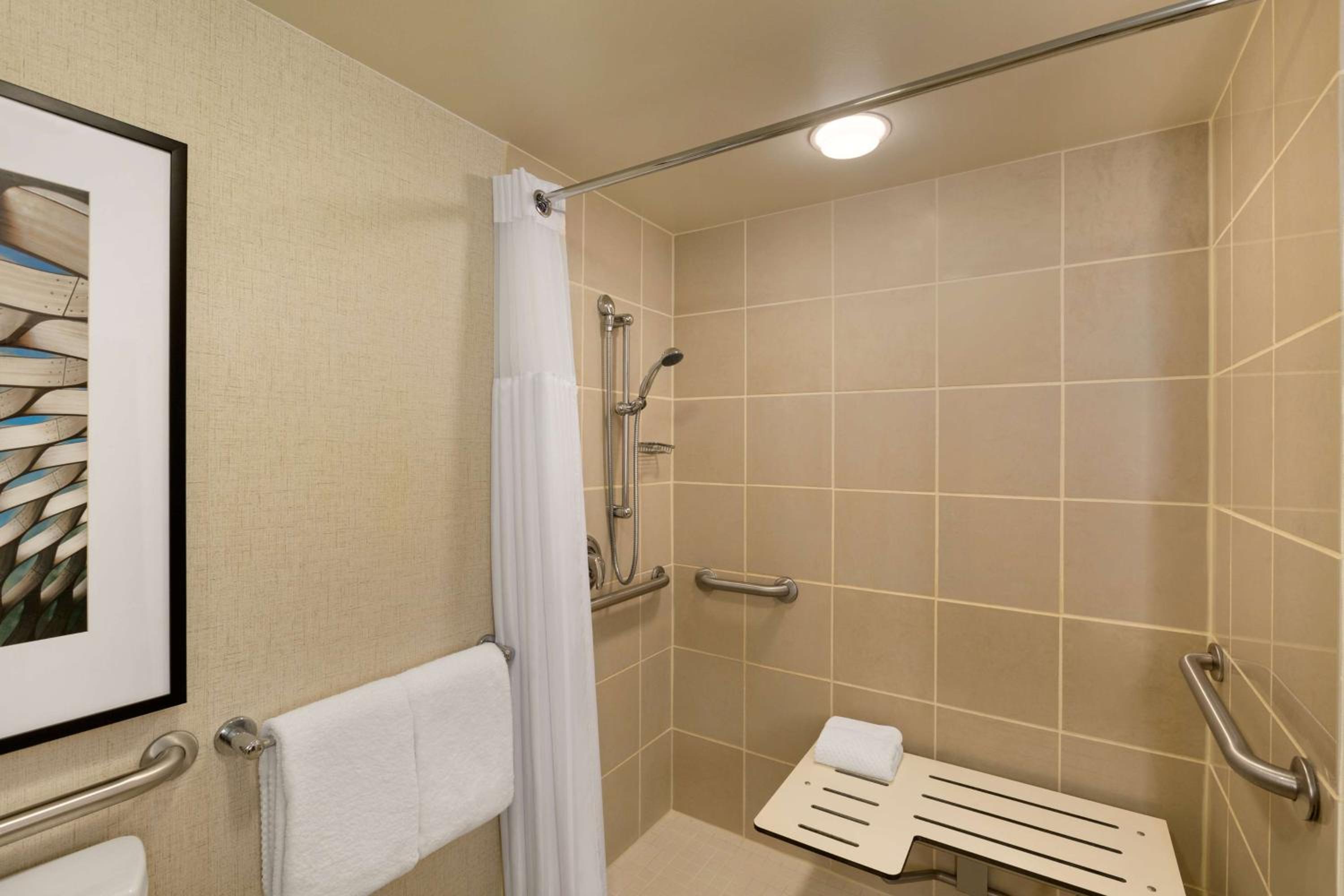 One-Bedroom Suite with Two Double Beds - Roll-In Shower - Photo 2