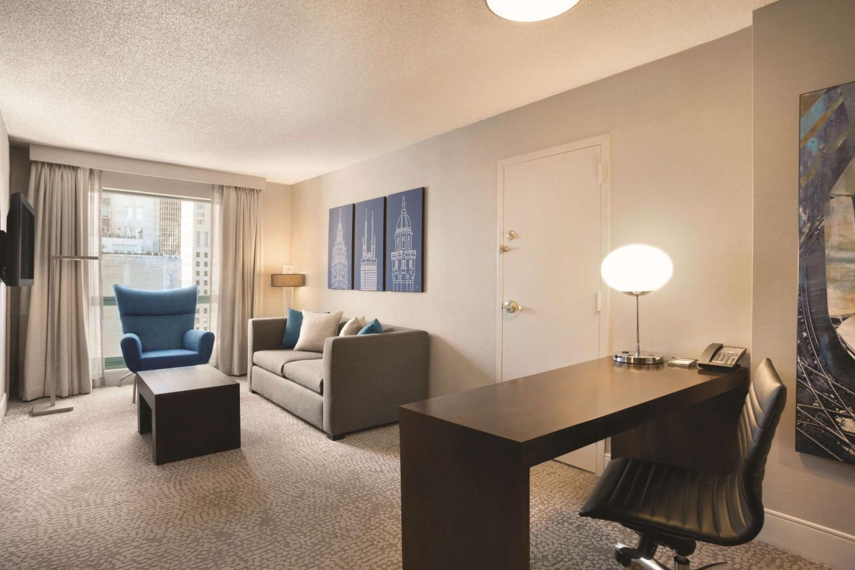 One-Bedroom King Suite with Roll-In Shower - Mobility Access - Photo 3