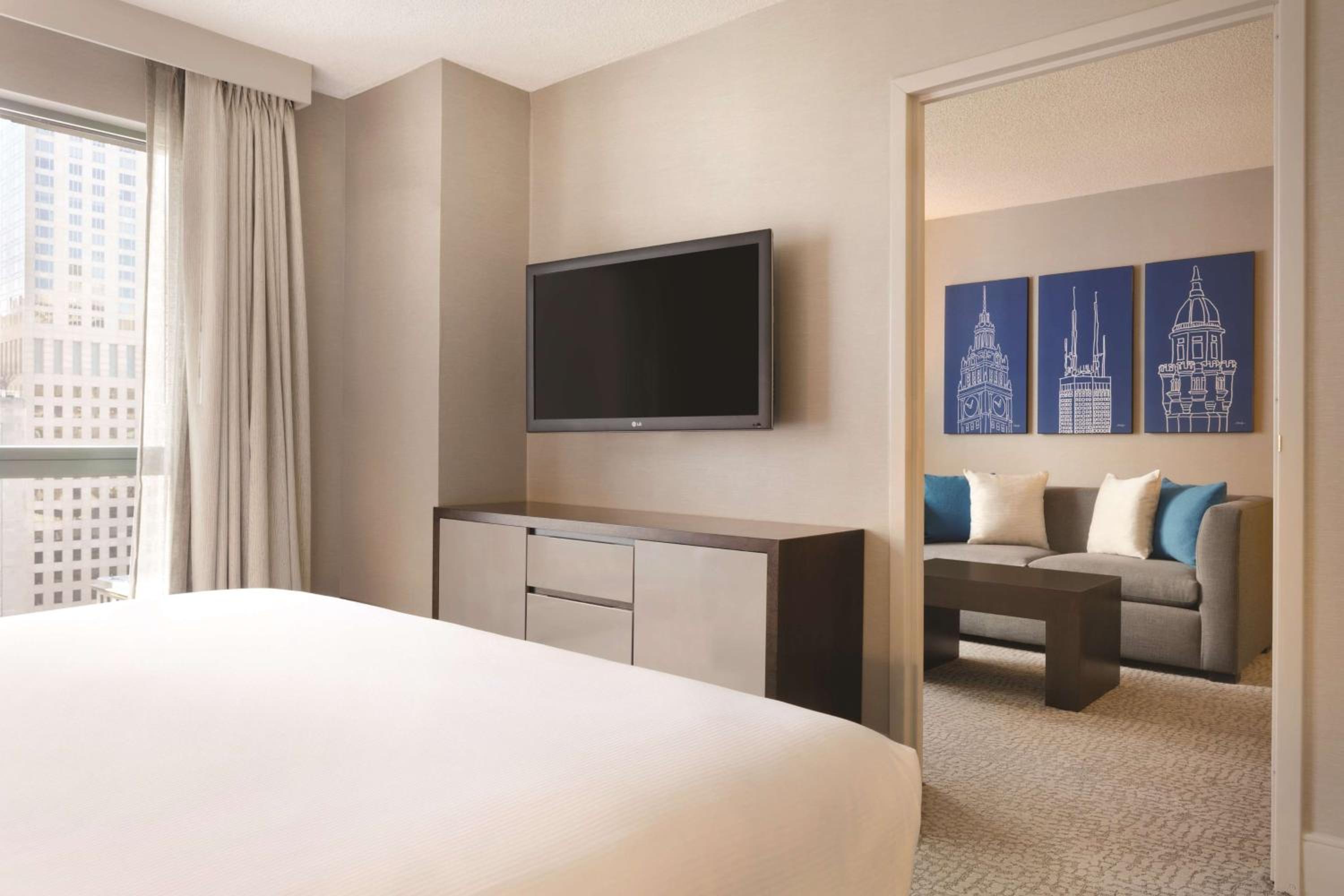 One-Bedroom King Suite with Roll-In Shower - Mobility Access - Photo 1