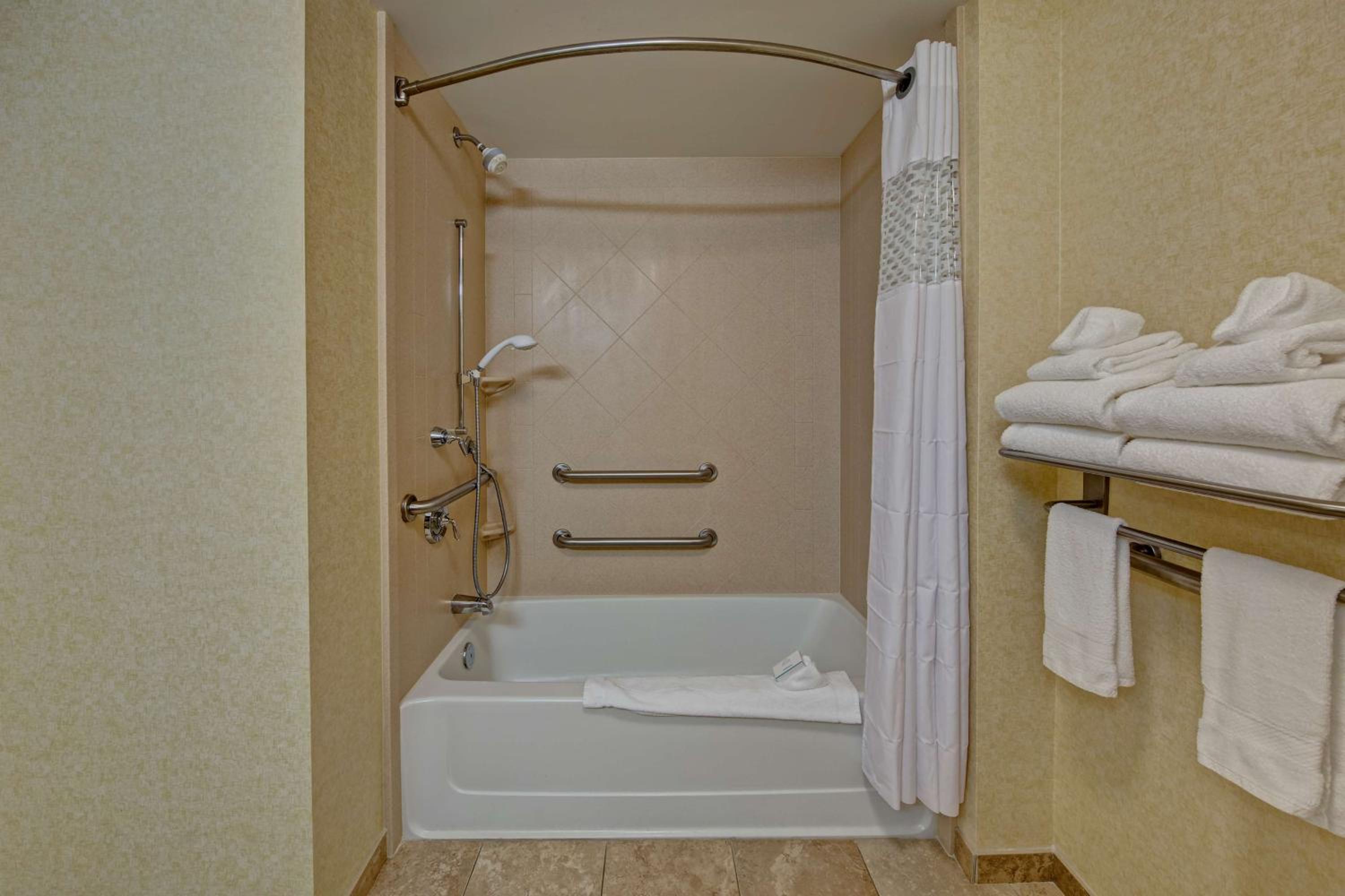 King Room with Accessible Tub - Mobility and Hearing Access/Non-Smoking - Photo 3