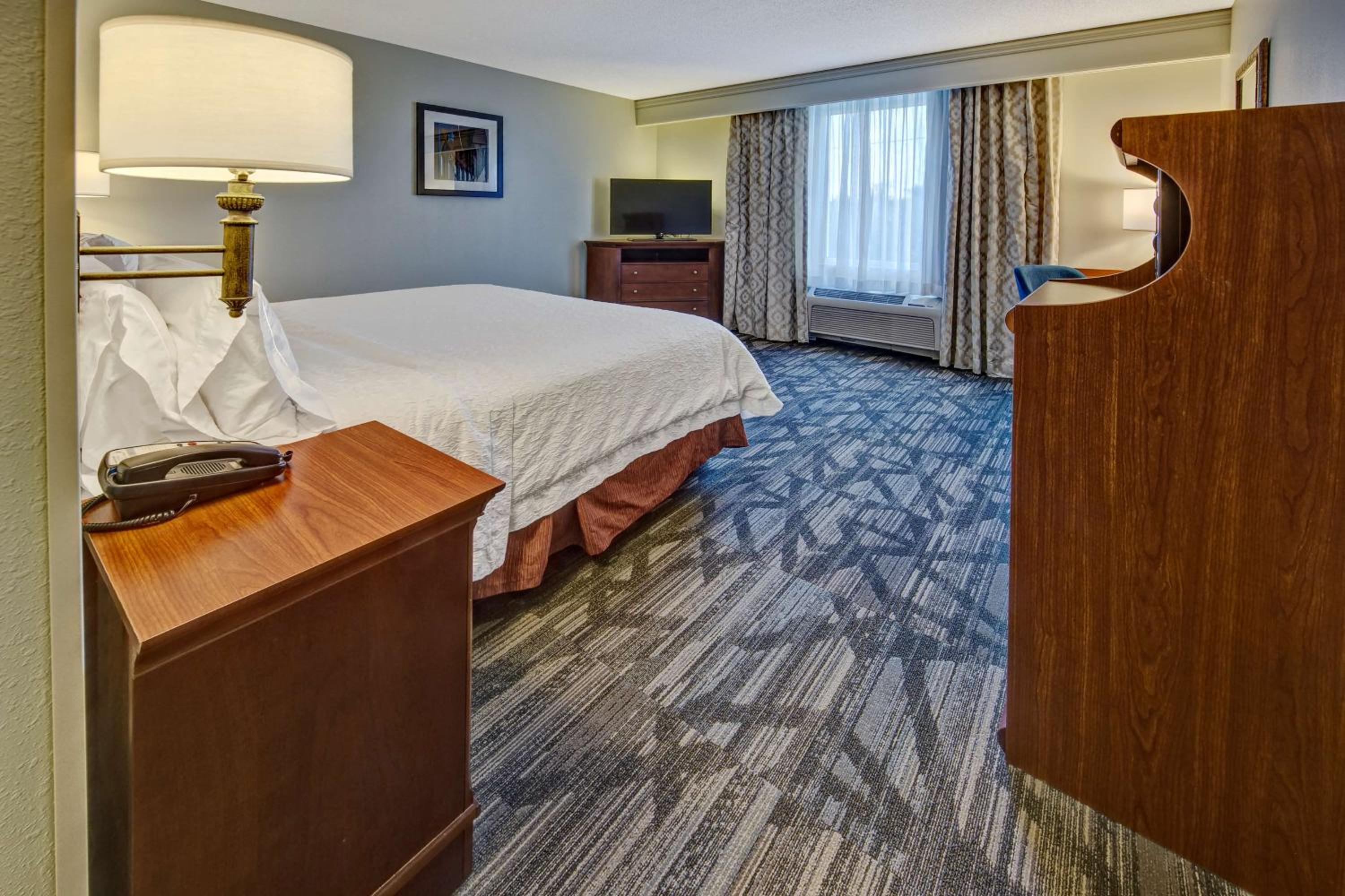 King Room with King Bed - Non-Smoking - Photo 2