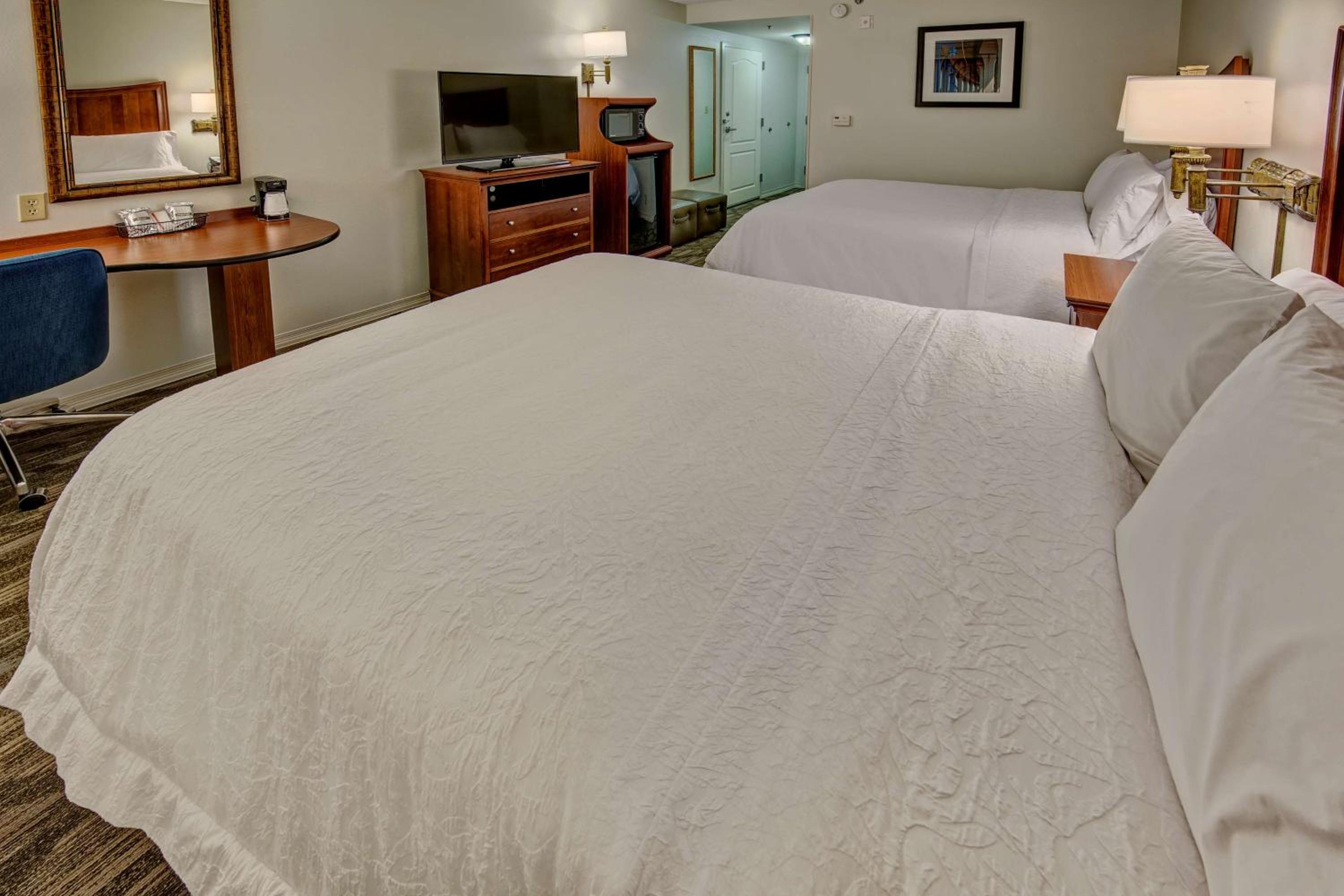 Room with Two Queen Beds - Non-Smoking - Photo 4