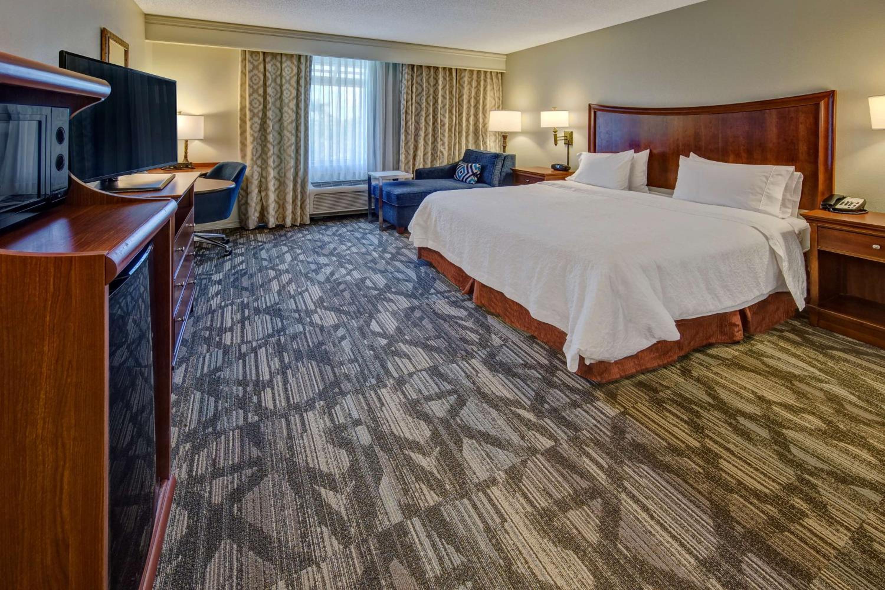 King Room with Accessible Tub - Mobility and Hearing Access/Non-Smoking - Photo 2