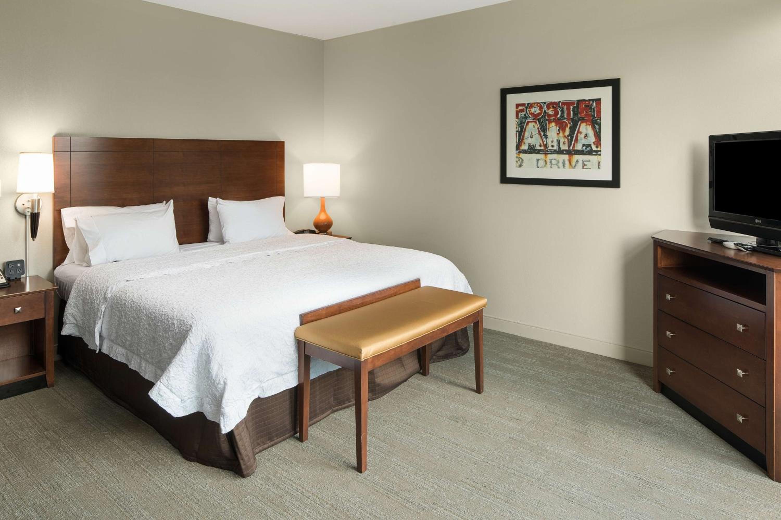 King Room with Accessible Tub - Mobility and Hearing Access/Non-Smoking - Photo 2