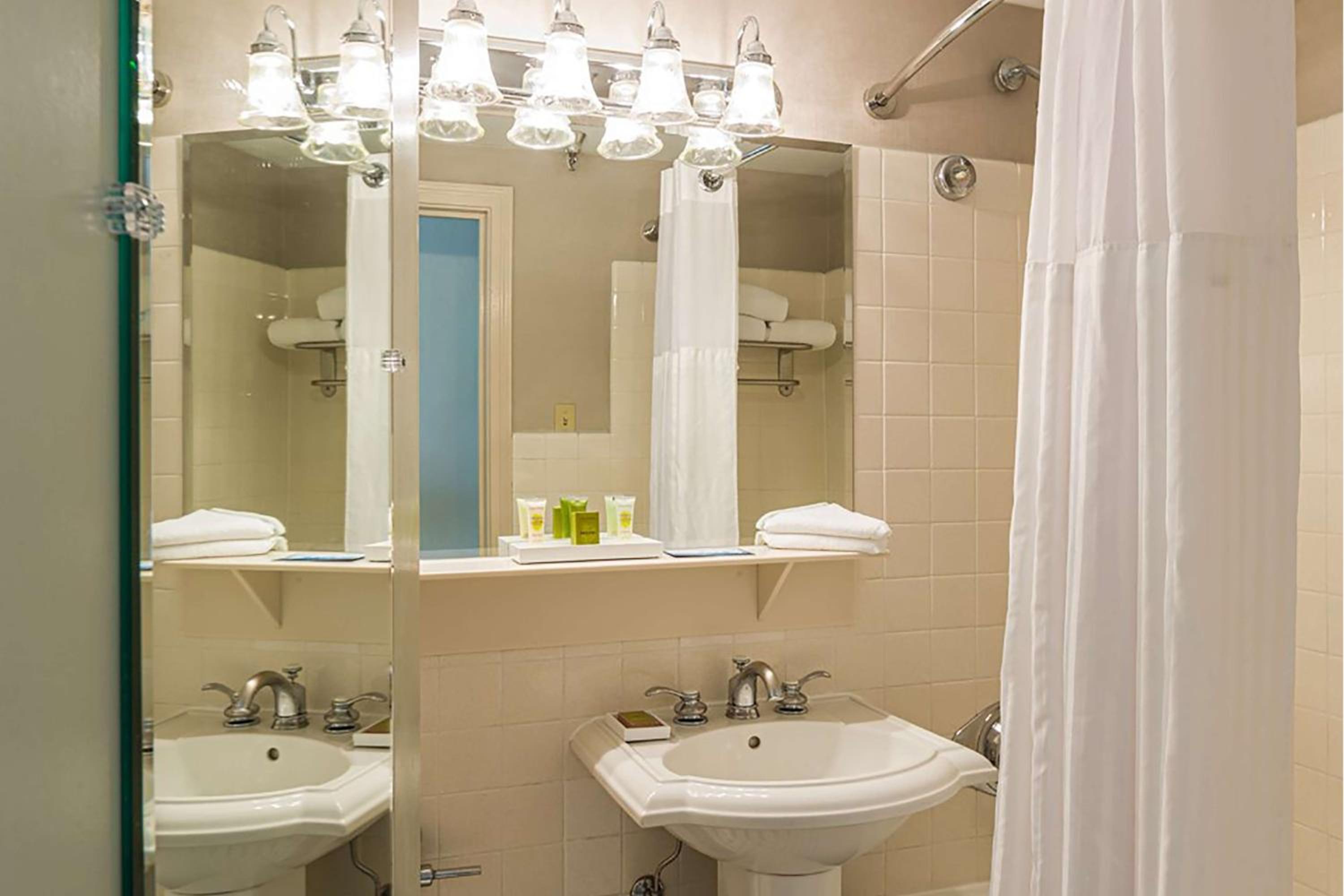 Deluxe Queen Room with Two Queen Beds photo 3