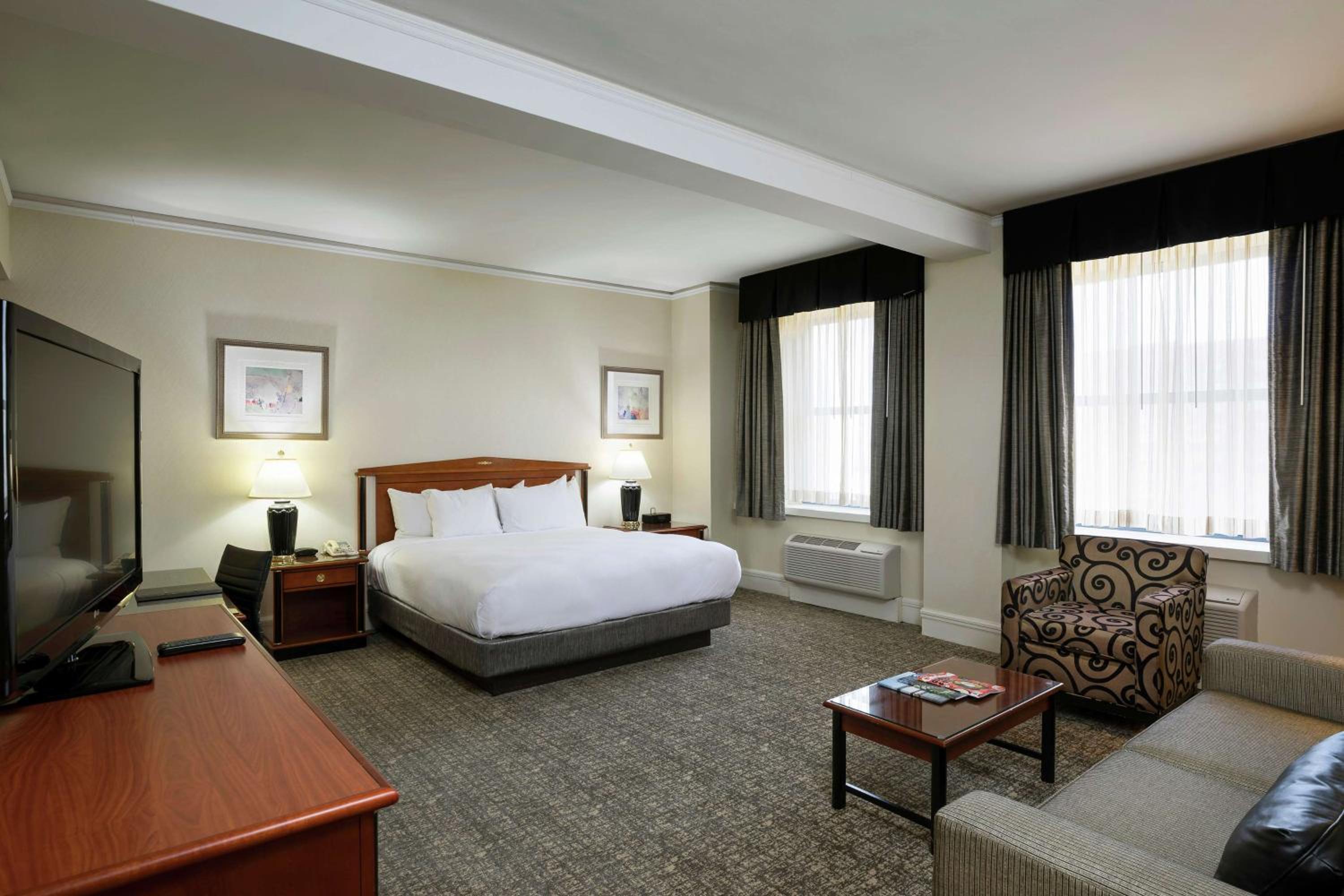 Mini Suite with King Bed photo 3