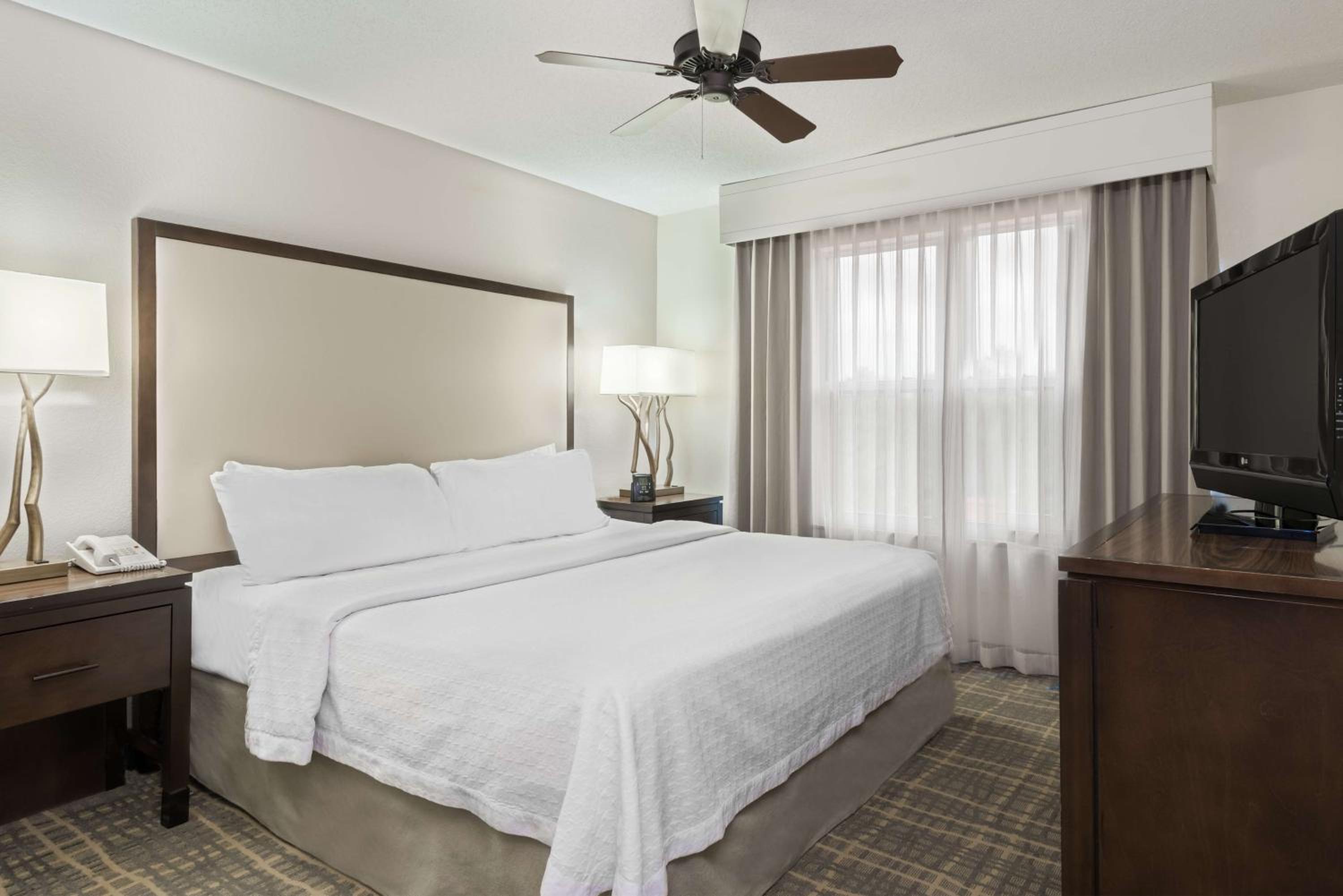 King Suite with Office - Non-Smoking - Photo 2