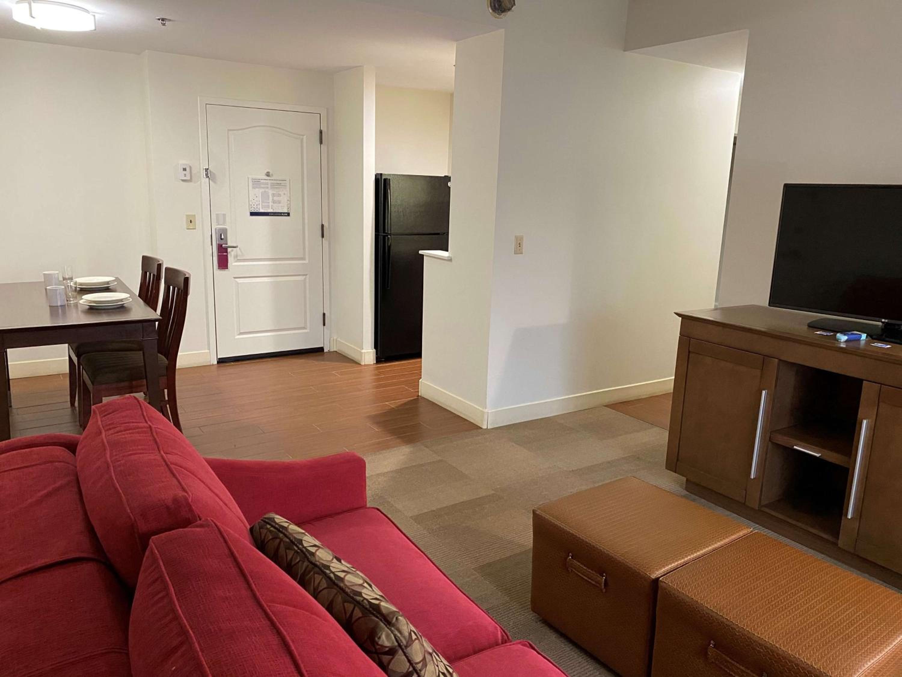 Non-Smoking King Suite with Kitchen - Photo 4