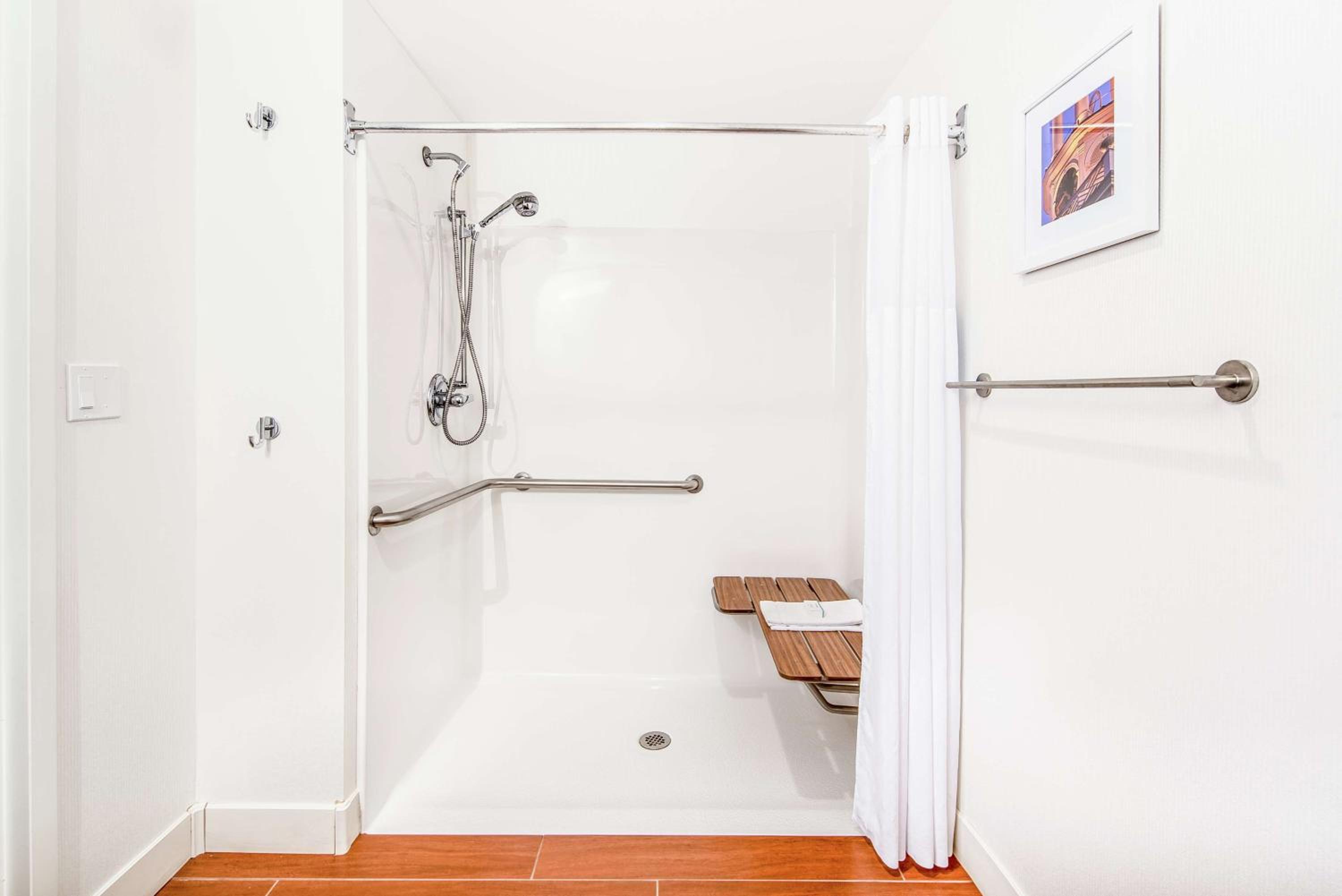 Queen Room with Mobility Access/Non-Smoking - Photo 4