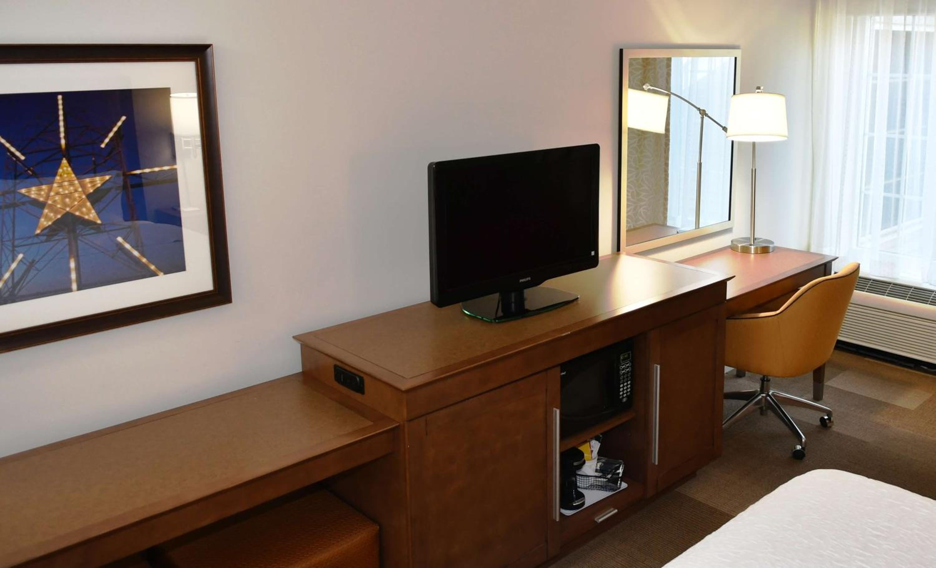 King Room with King Bed - Non-Smoking - Photo 2