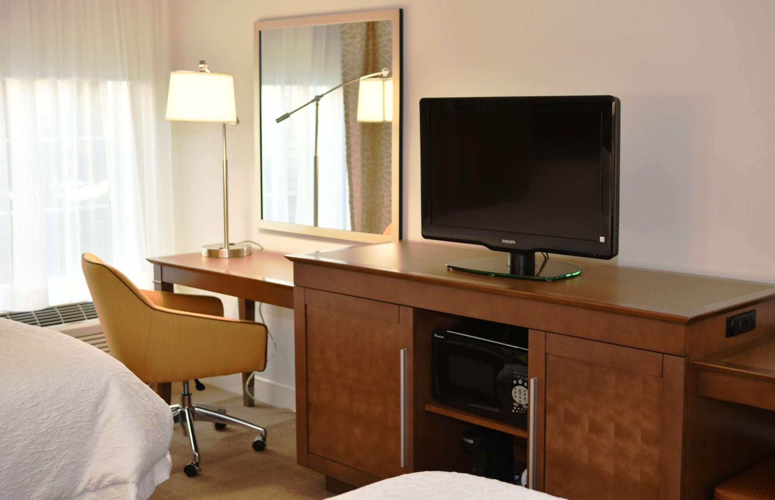 Room with Two Queen Beds - Non-Smoking - Photo 3