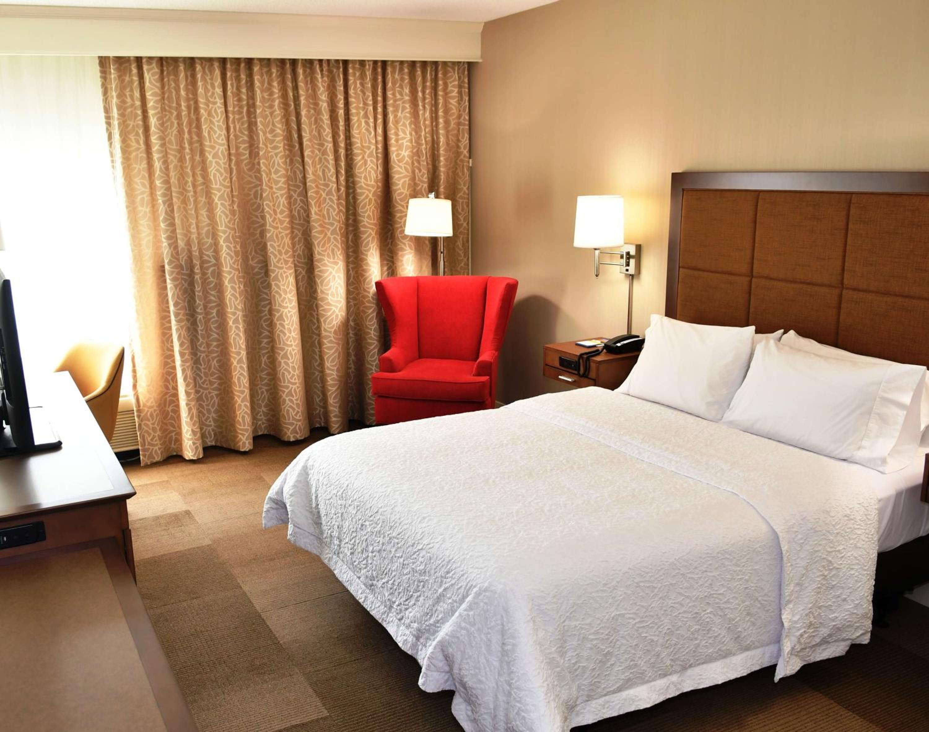Queen Room with Mobility Access/Non-Smoking - Photo 2