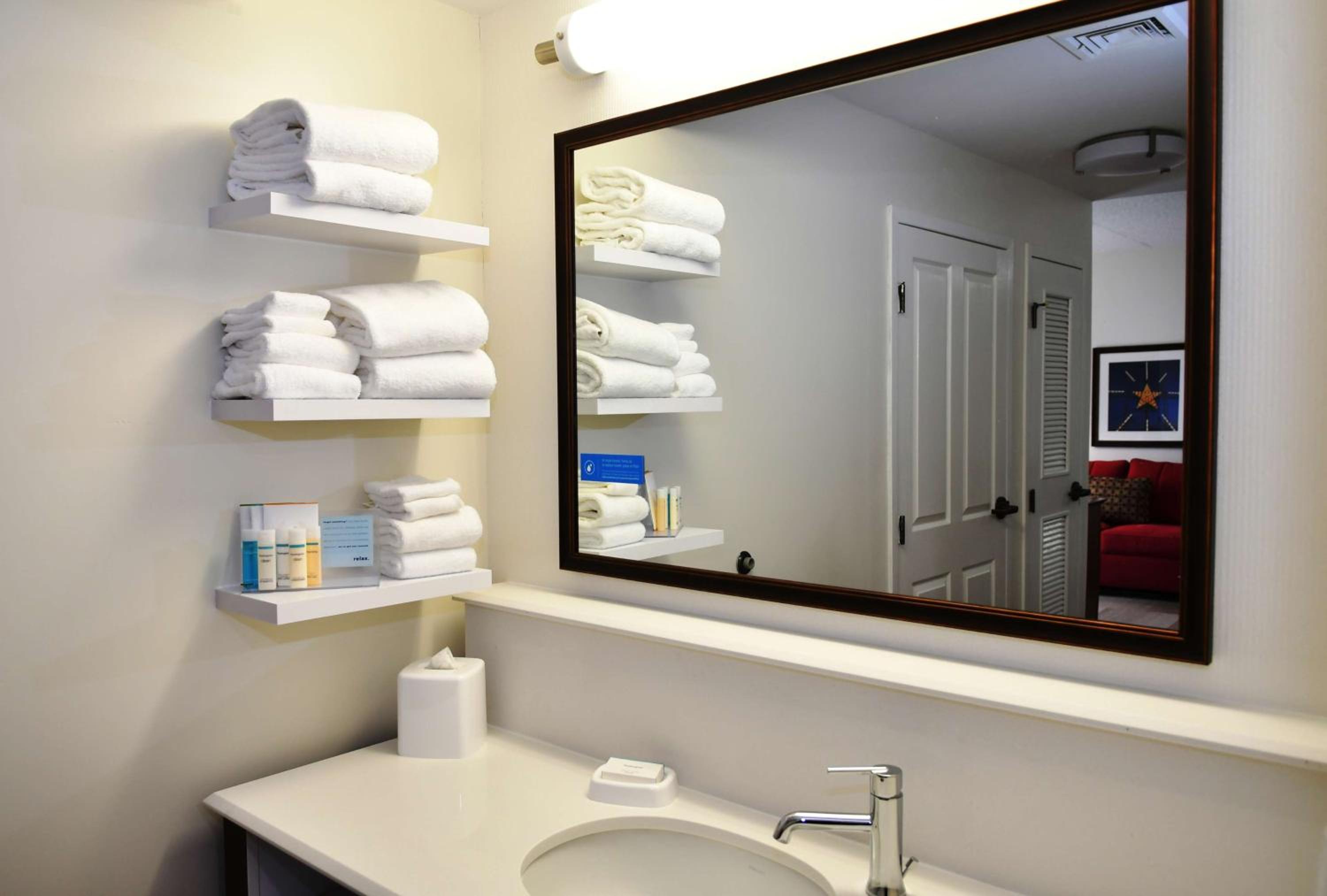 Non-Smoking King Suite with Kitchen - Photo 2