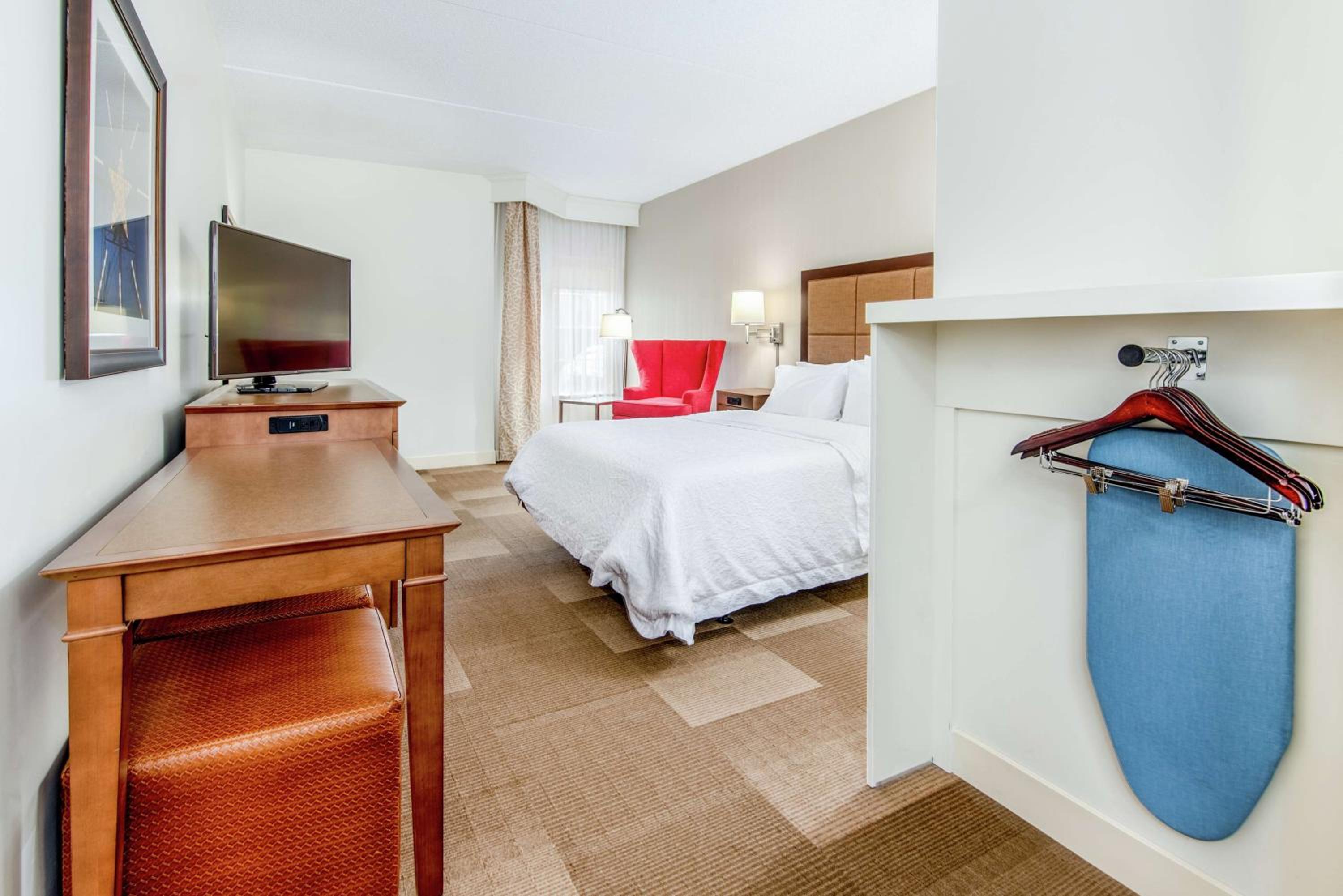 Queen Room with Mobility Access/Non-Smoking - Photo 1