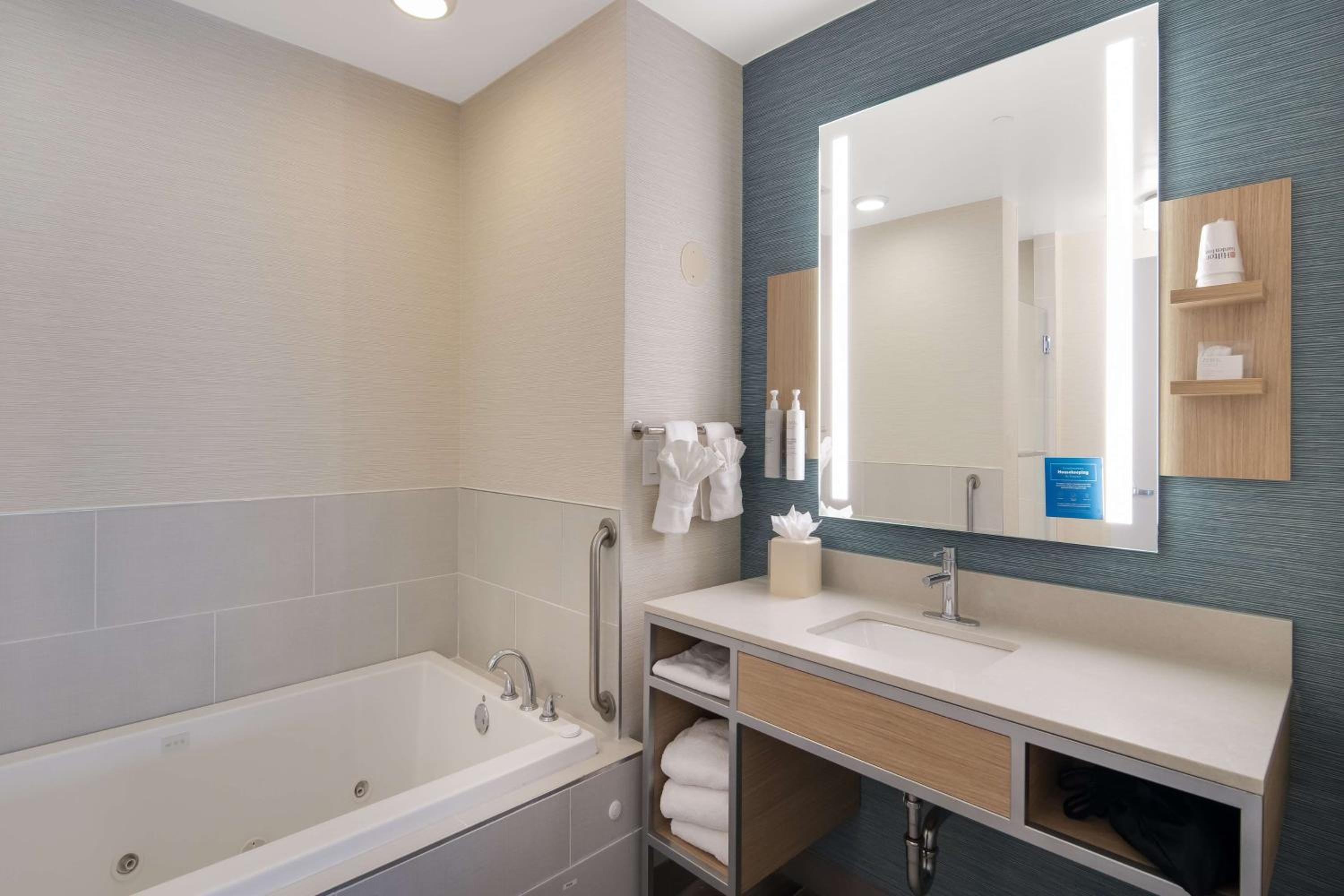King Suite with Whirlpool - Photo 4