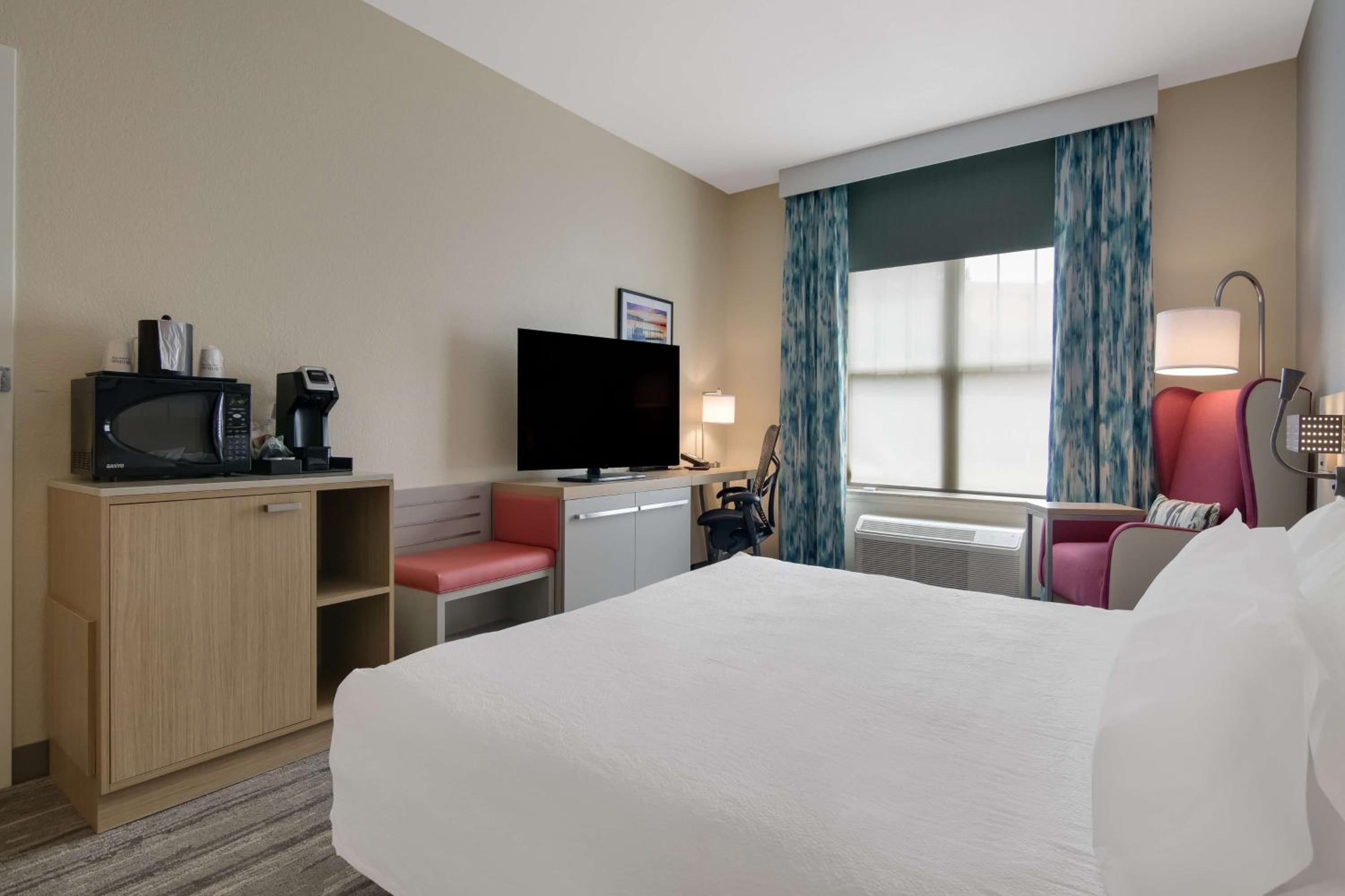 King Room with Accessible Tub - Mobility Access - Photo 3