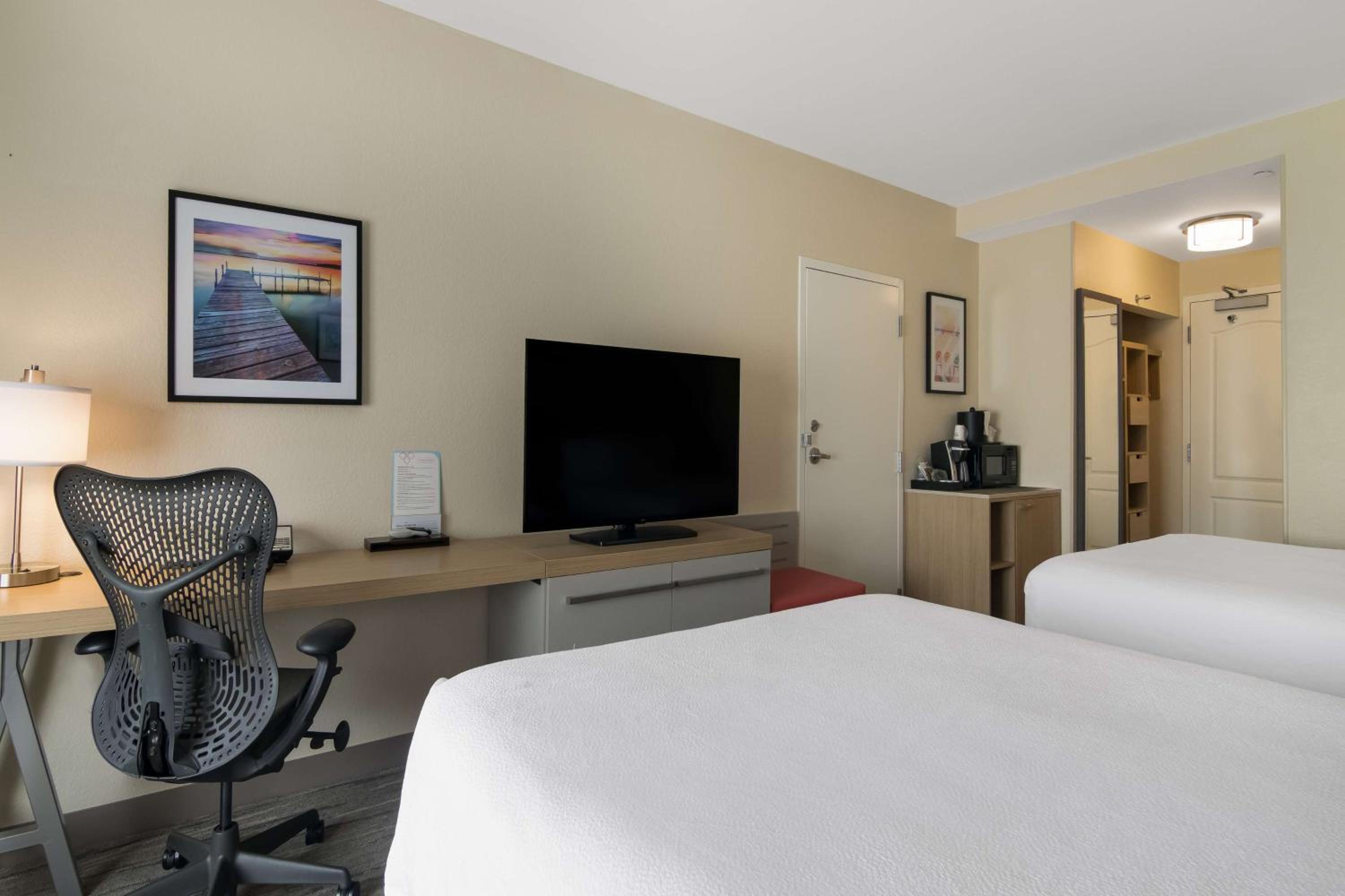 Queen Room with Two Queen Beds - Photo 3