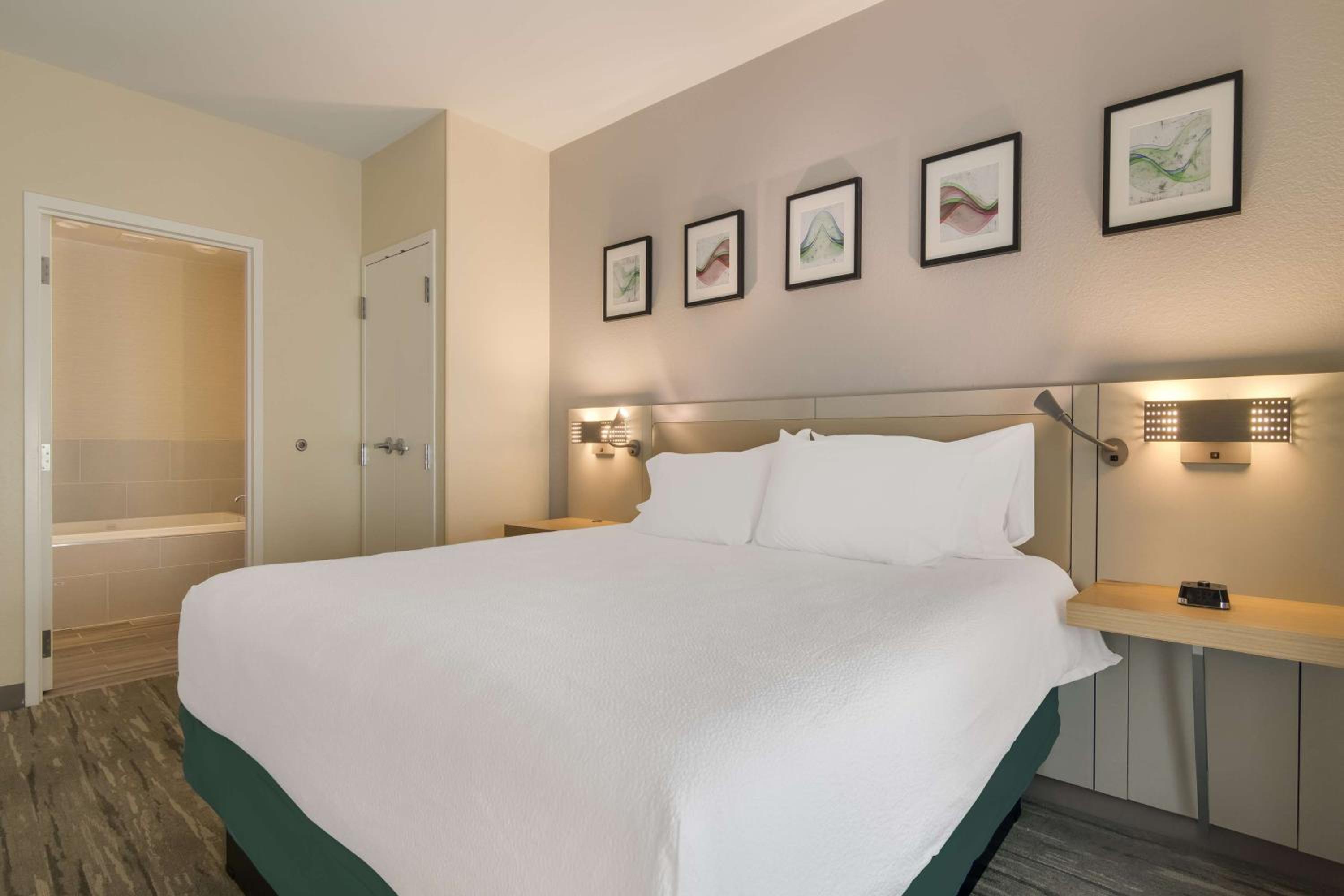 King Suite with Whirlpool - Photo 2