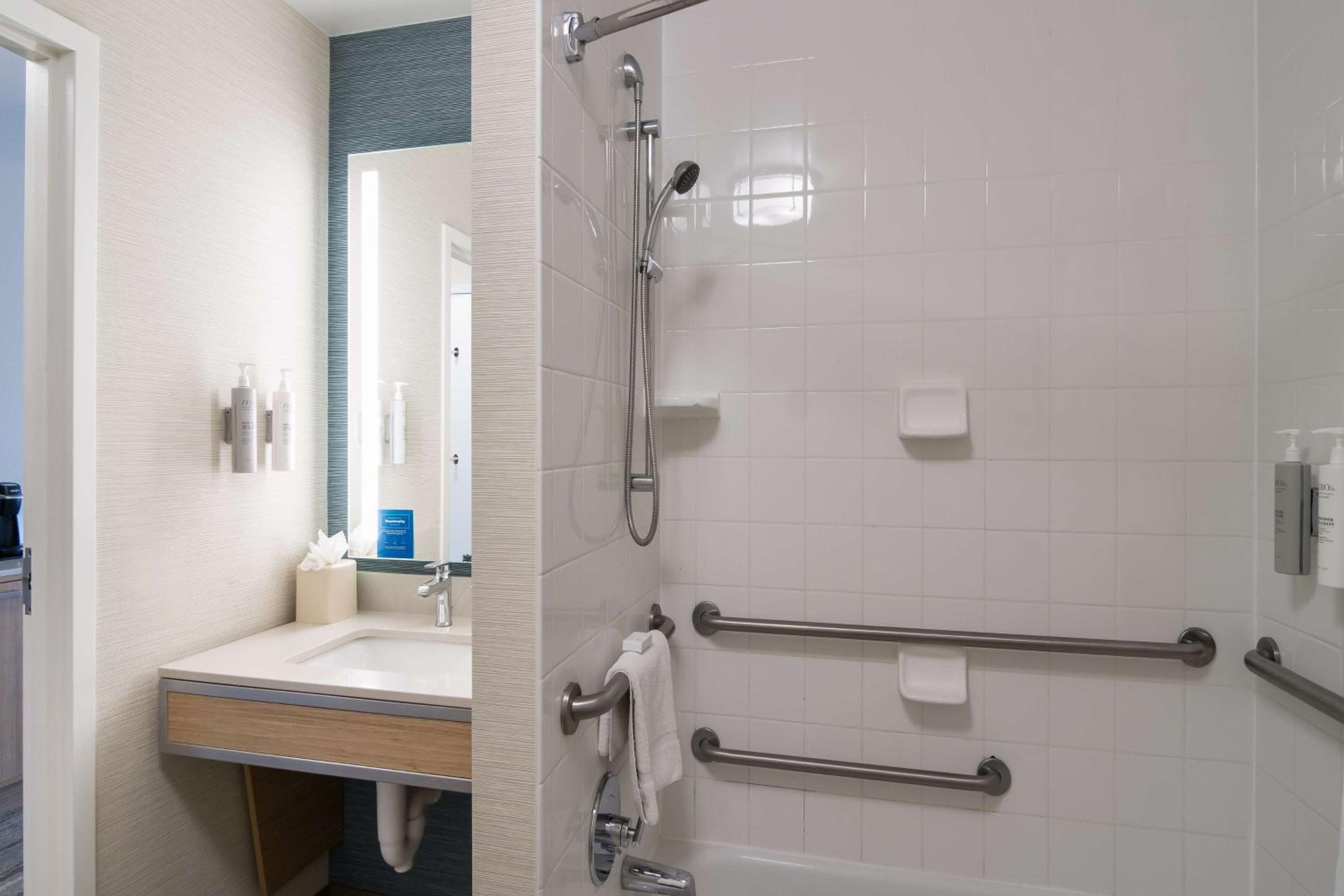 Queen Room with Two Queen Beds - Mobility Access - Photo 6