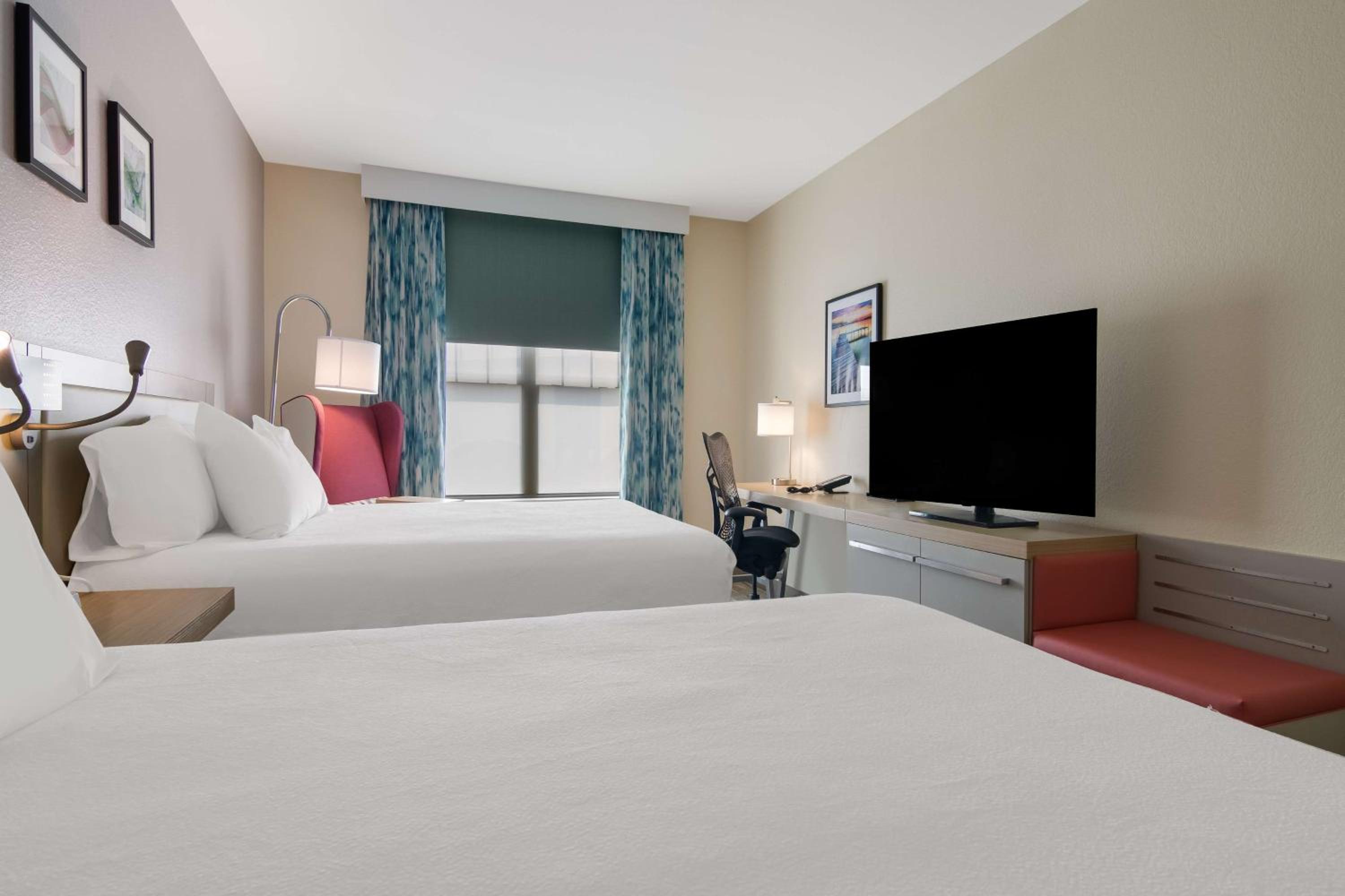 Queen Room with Two Queen Beds - Photo 4