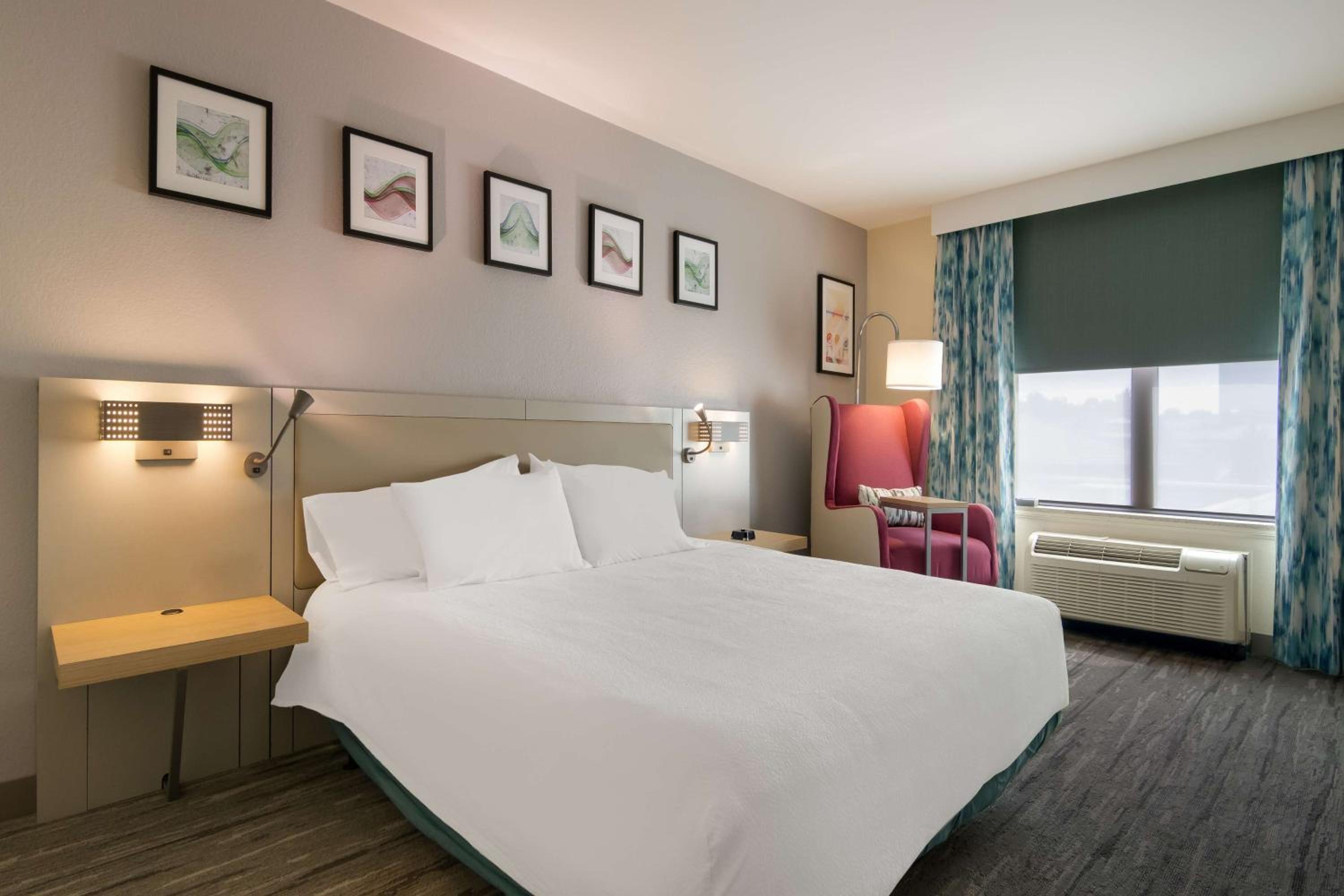 King Room with Accessible Tub - Mobility Access - Photo 7