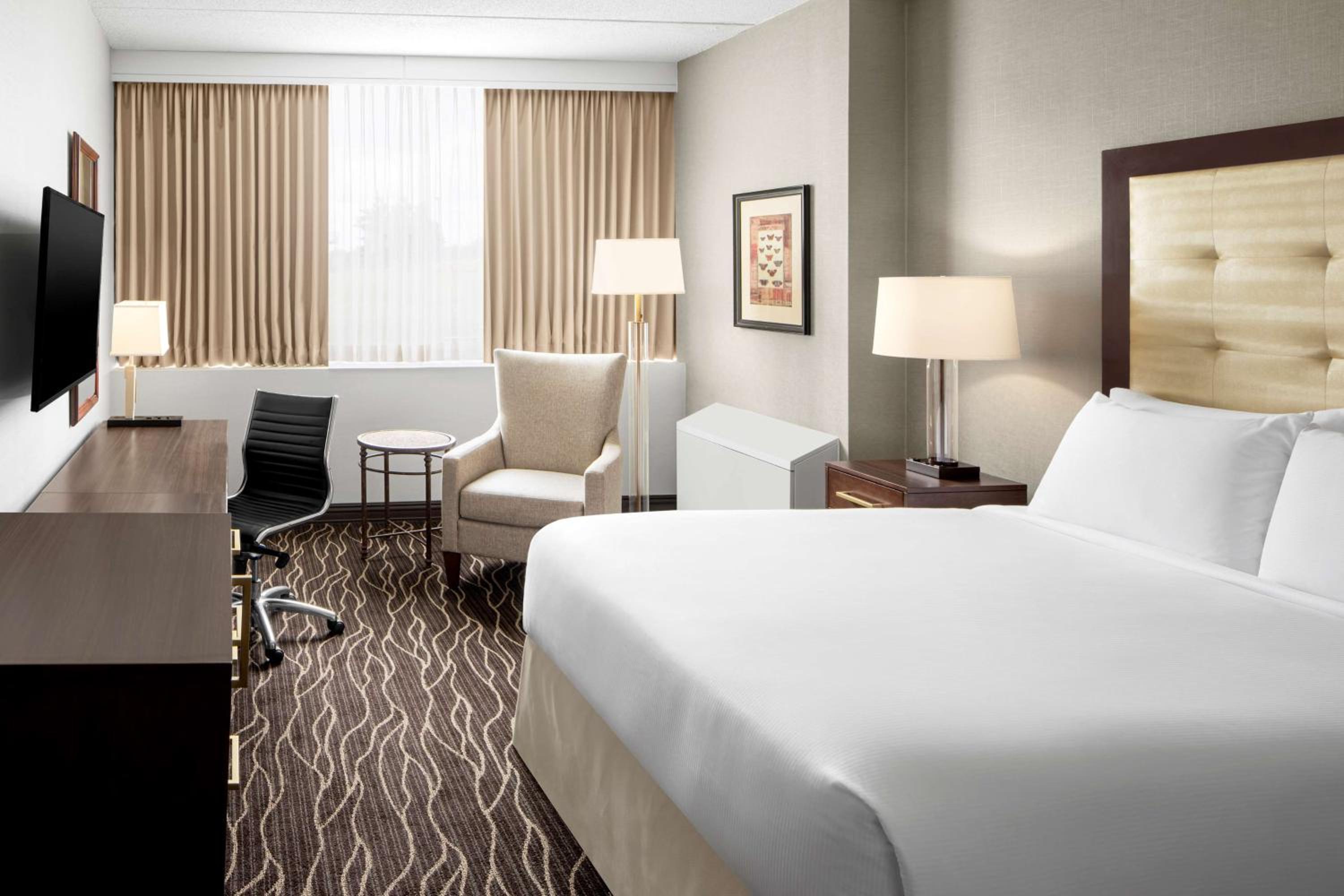 Queen Room with Bath Tub - Mobility Access - Photo 1