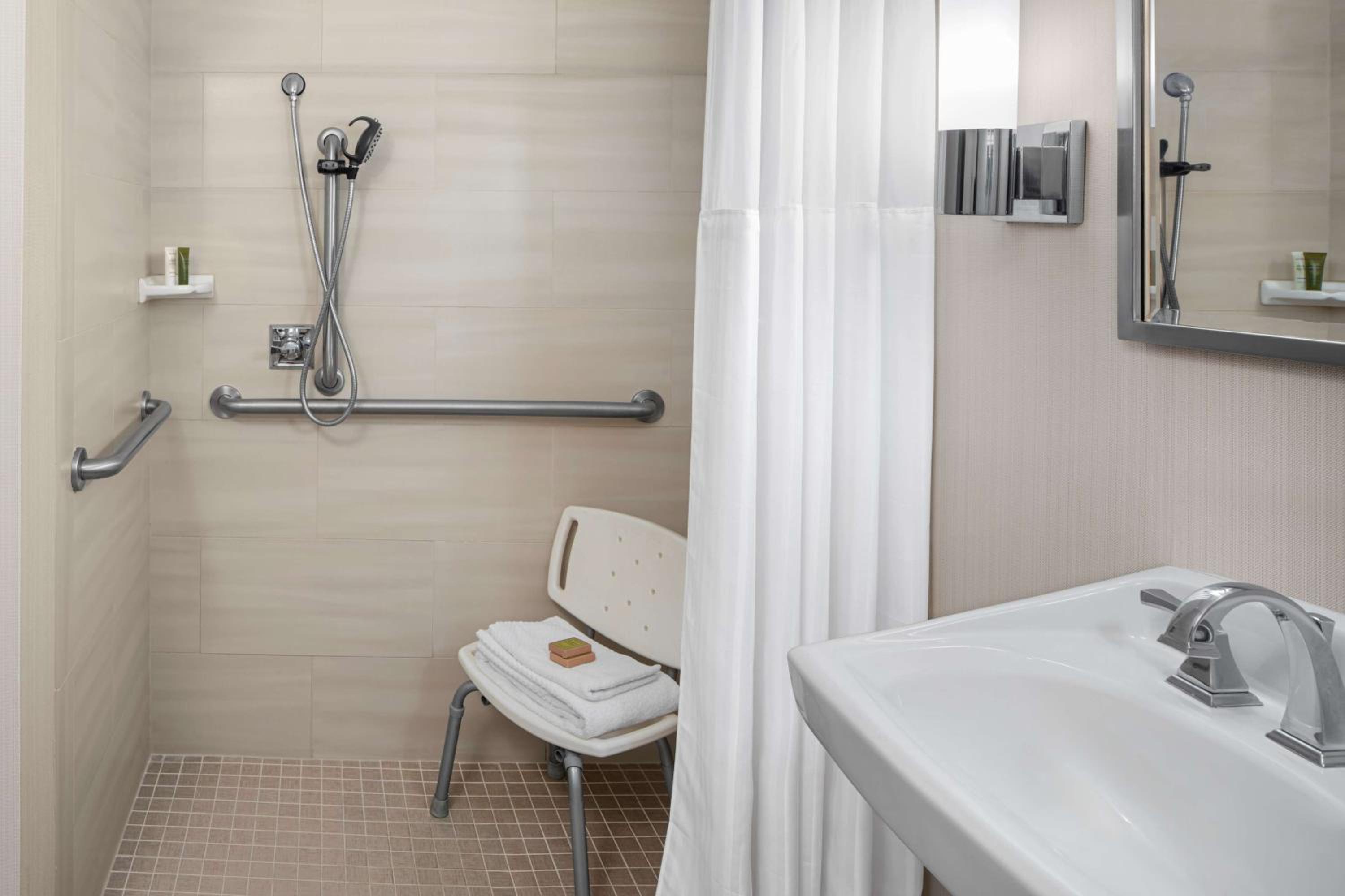 Queen Room with Roll-in Shower - Mobility Accessible - Photo 3