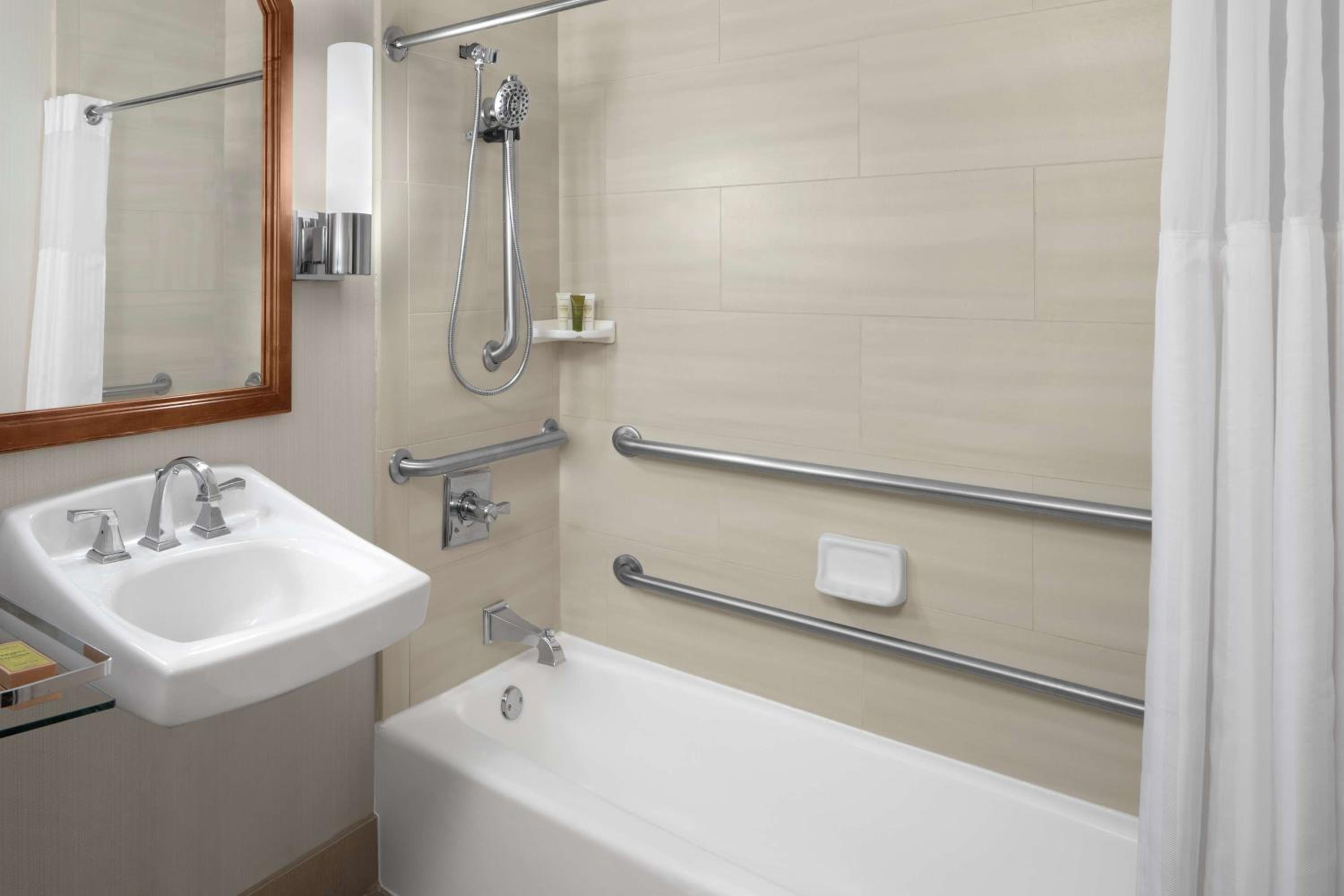 Queen Room with Bath Tub - Mobility Access - Photo 2