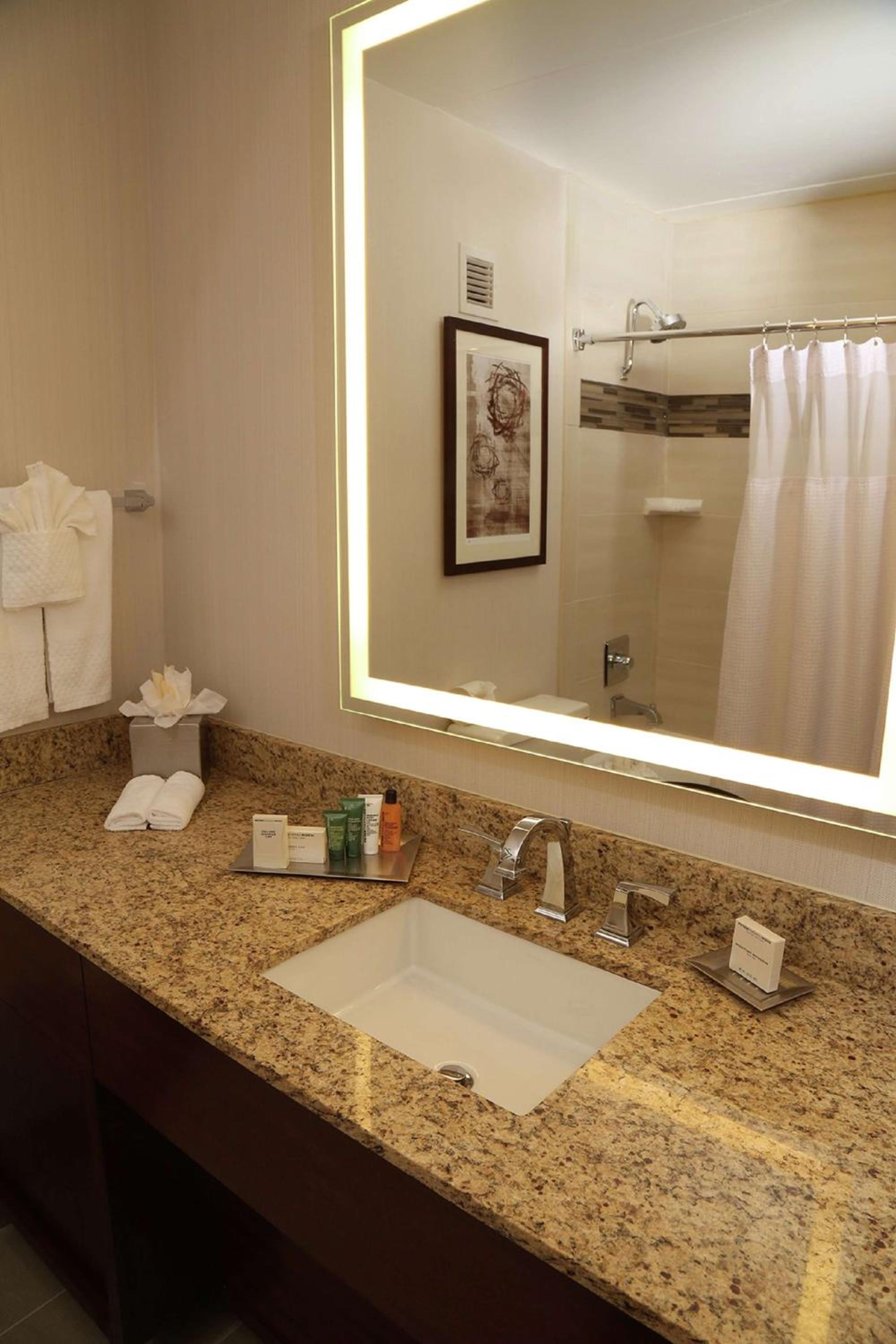 Deluxe King Room - Higher Floor - Photo 3