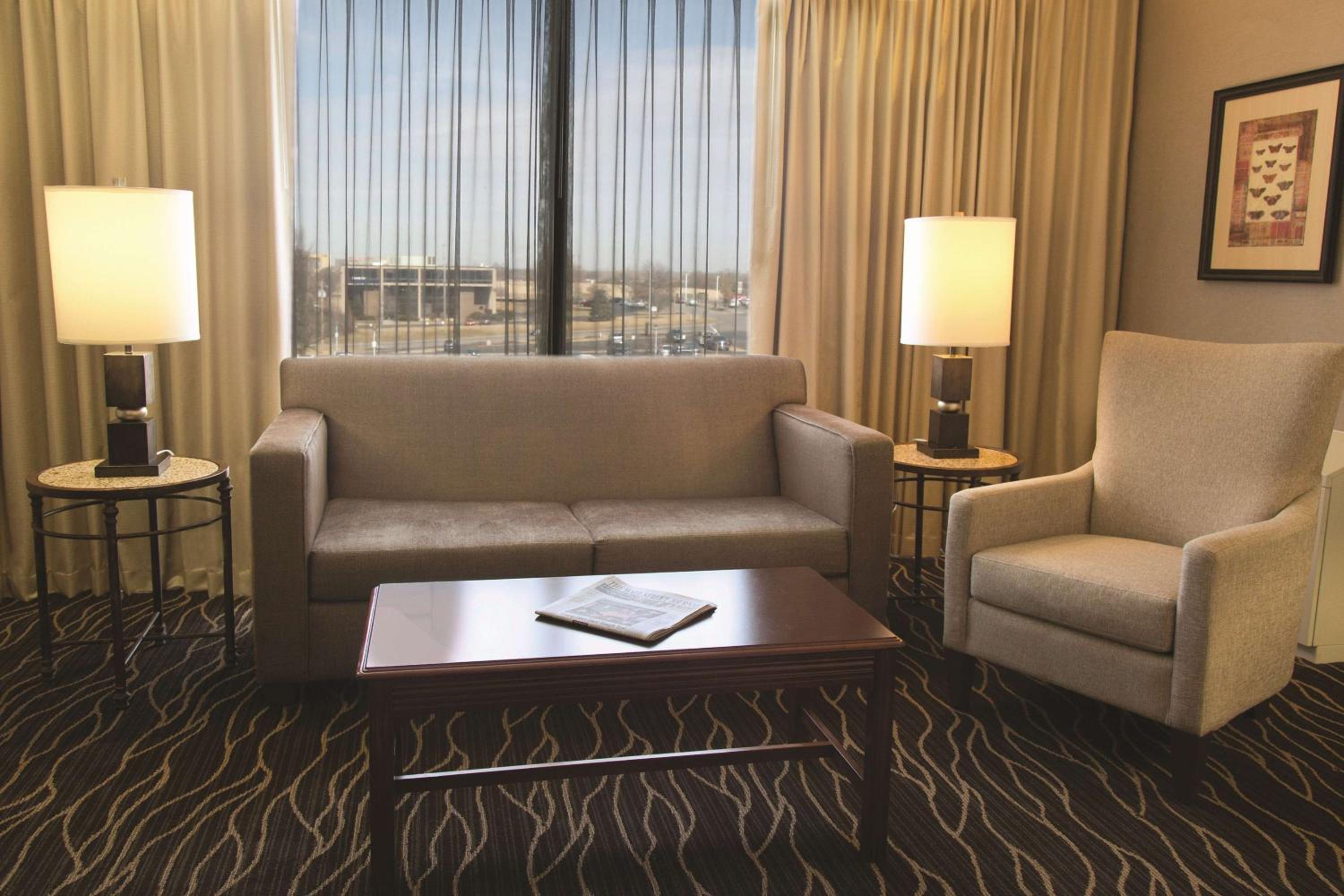 Deluxe King Room - Photo 8