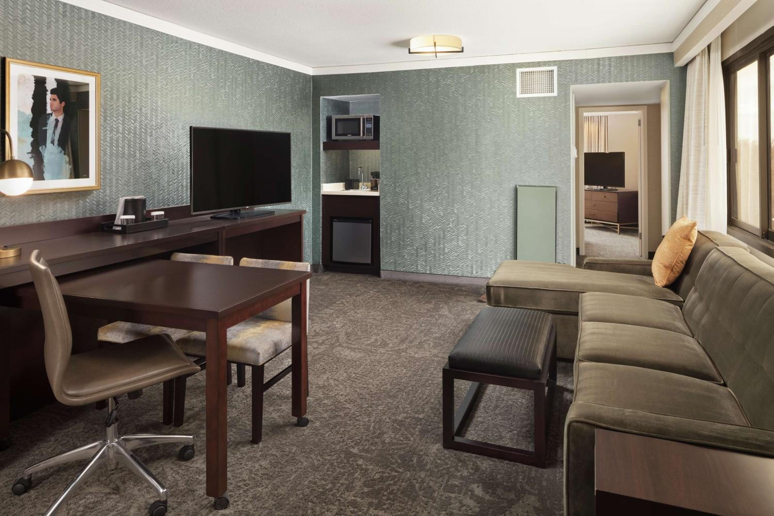 Corner King Suite - Photo 5