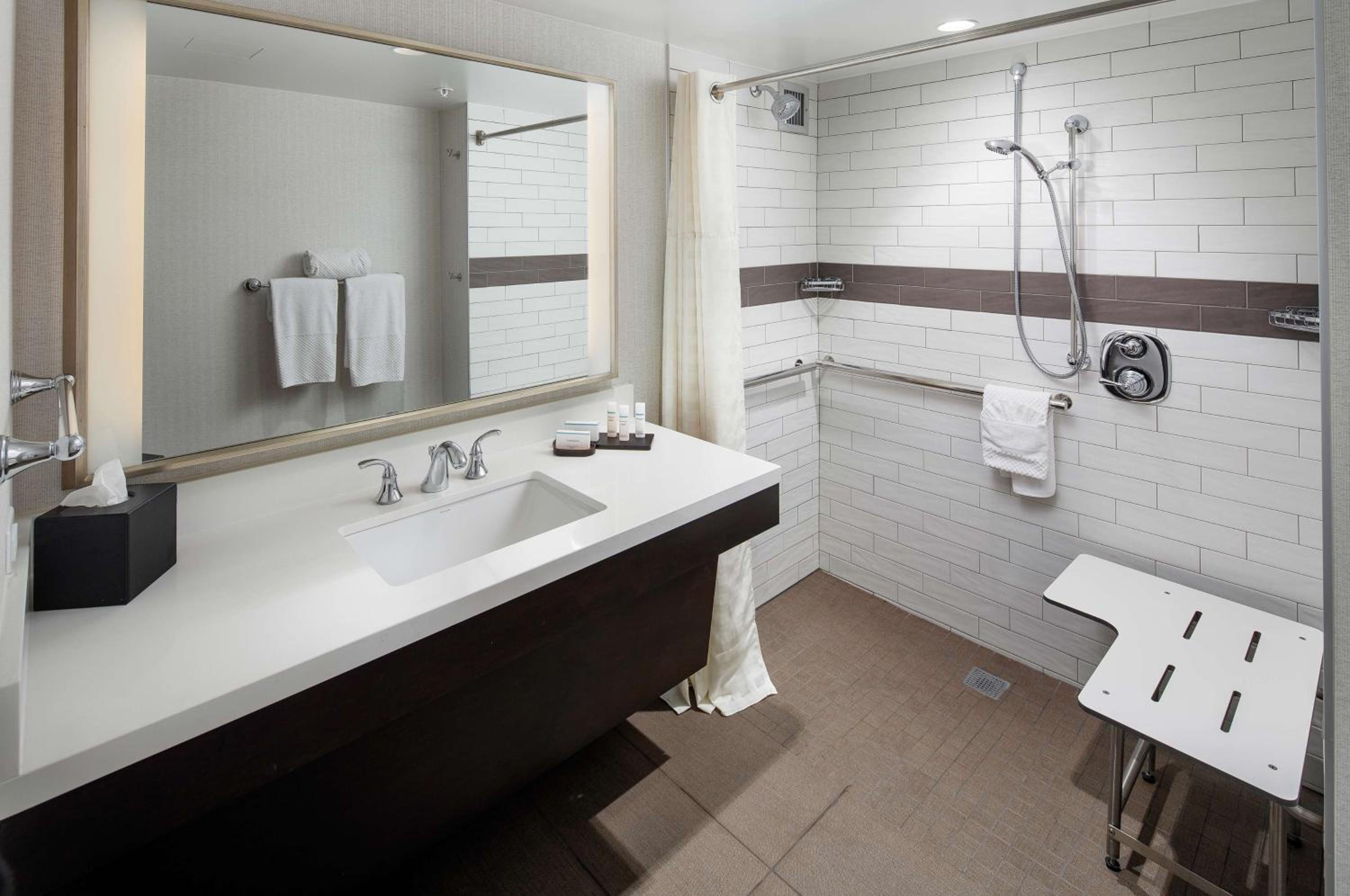 One-Bedroom King Suite with Roll-In Shower - Mobility Accessible/Non-Smoking - Photo 2