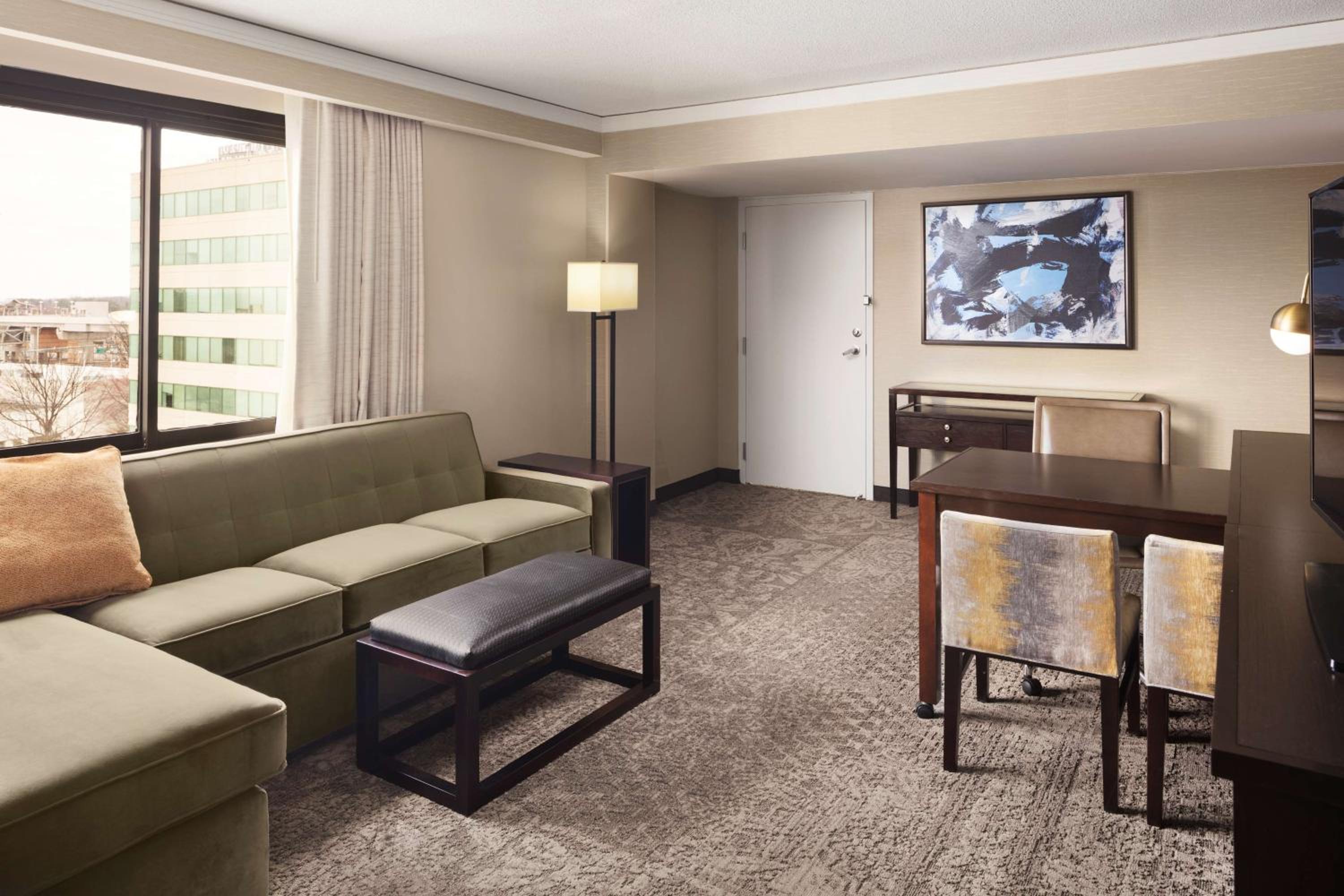 Corner King Suite - Photo 3