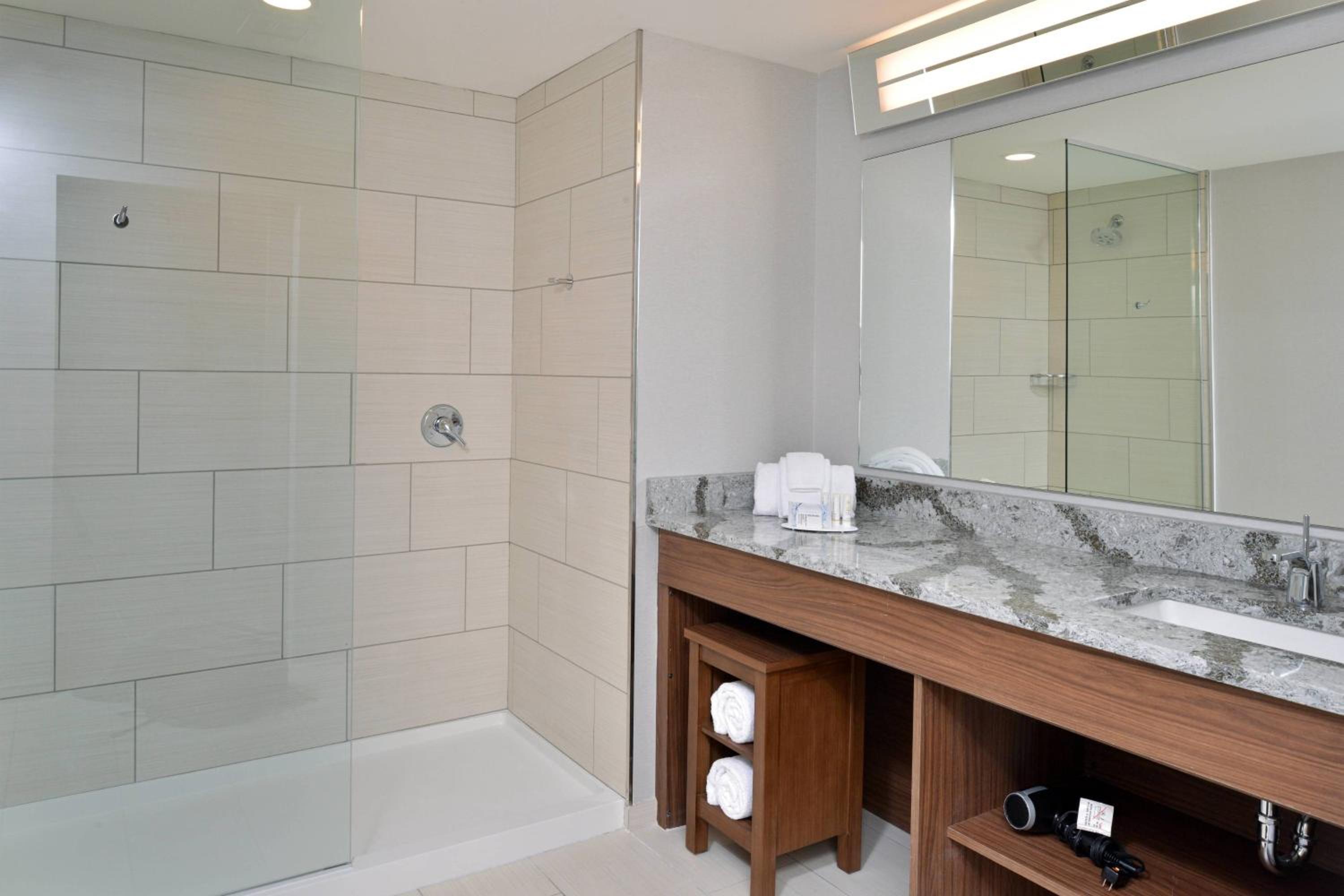 Two-Bedroom Suite with One King Bed, Two Queen Beds and Sofa Bed - Photo 5