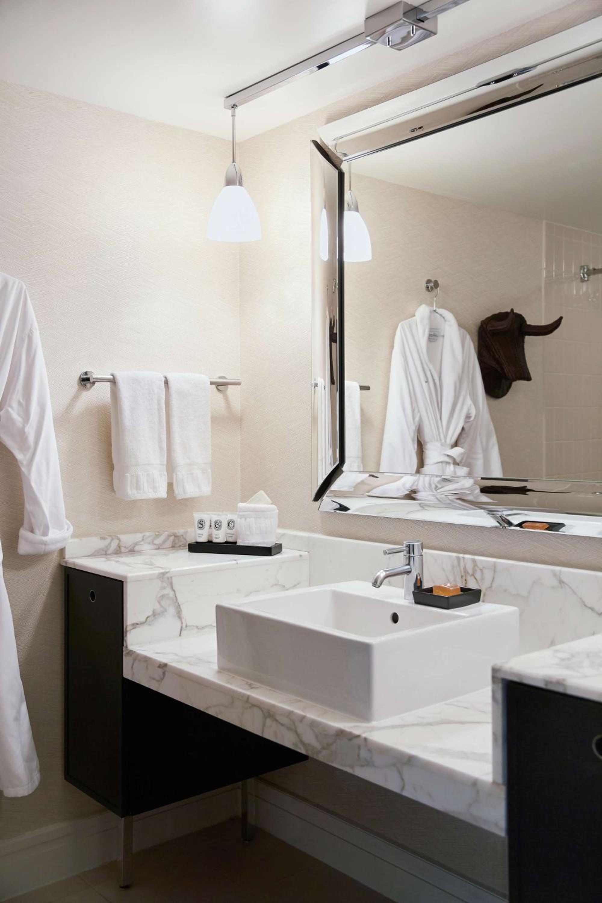 Deluxe King Room - Photo 2