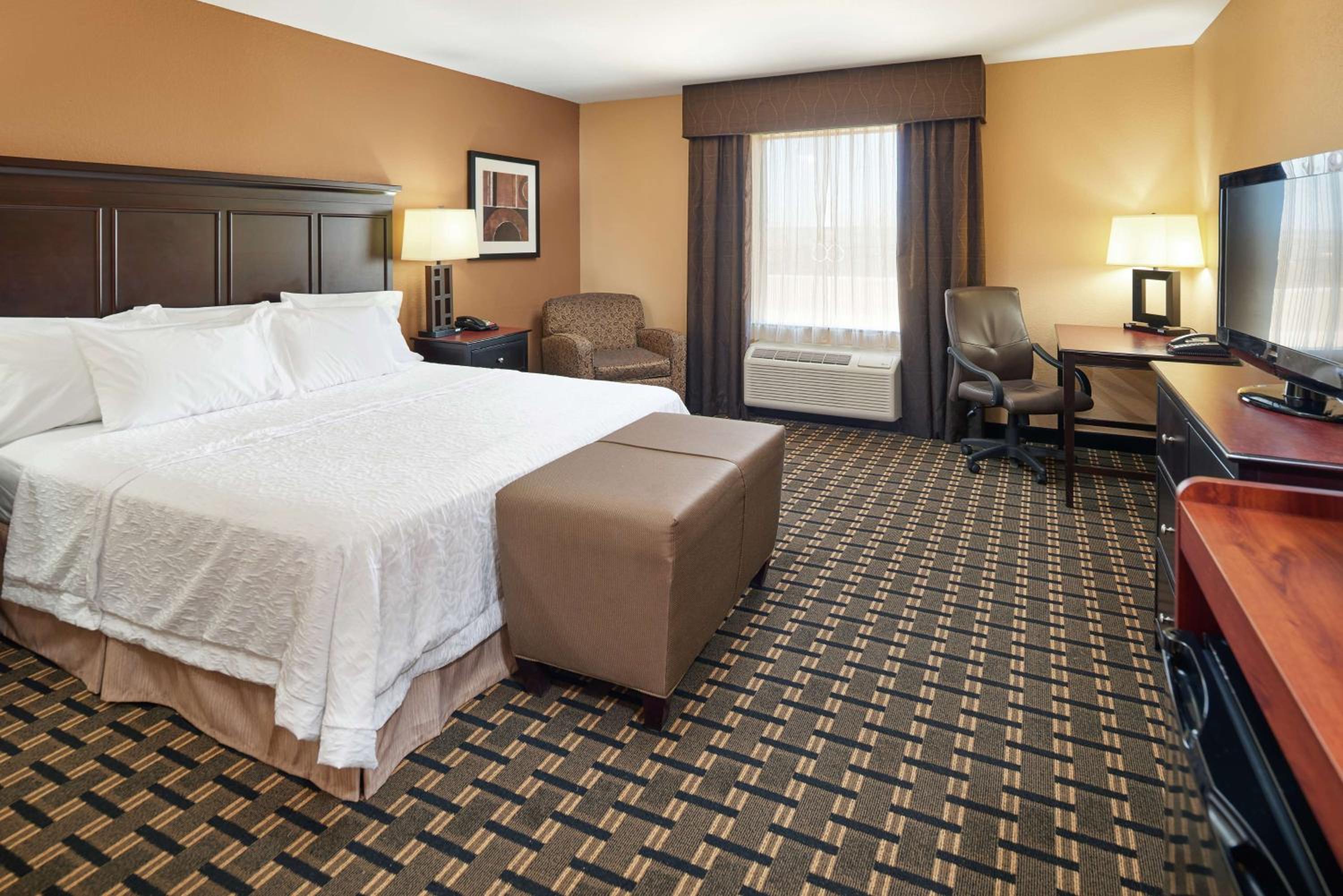 King Room with King Bed - Non-Smoking - Photo 3
