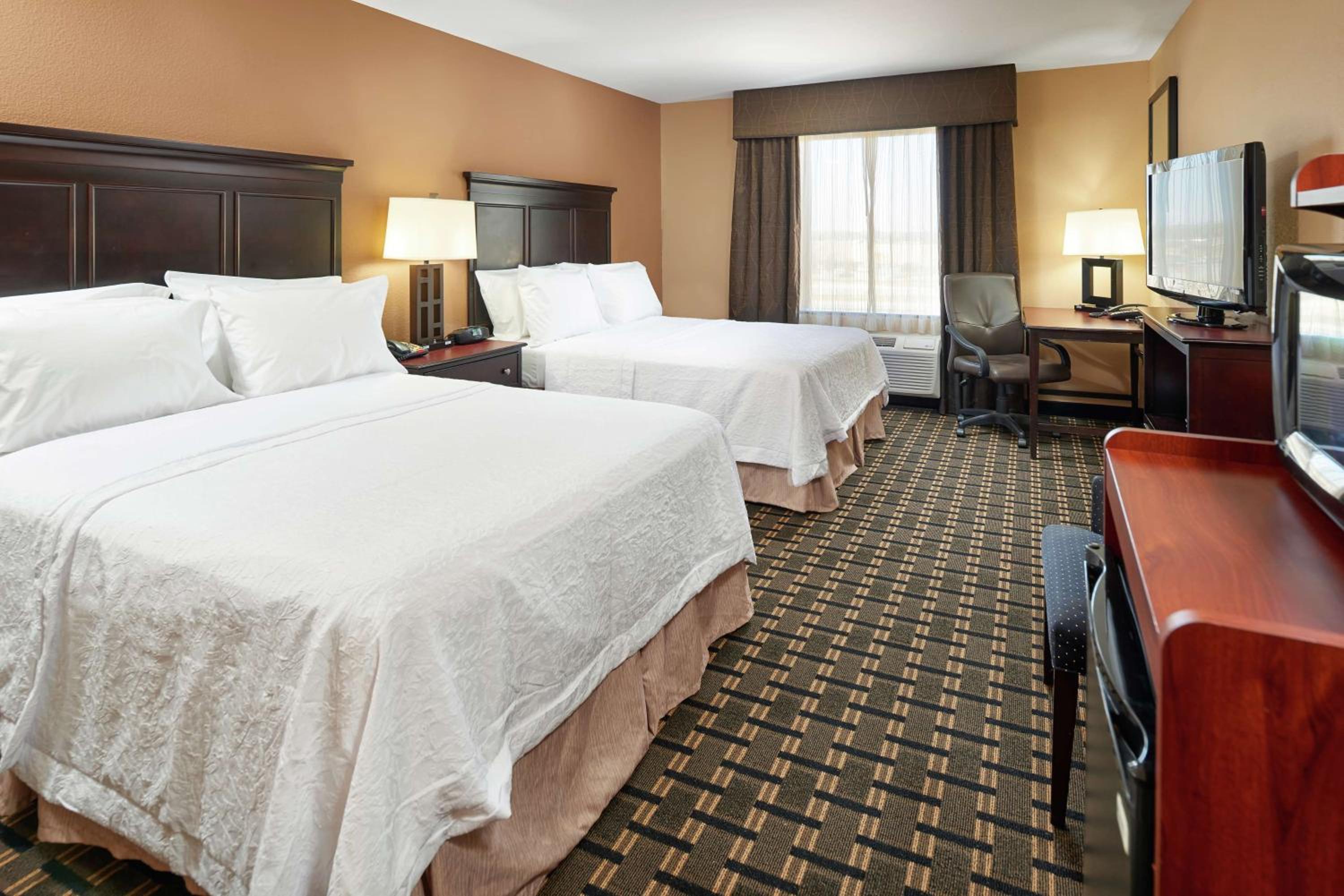 Room with Two Queen Beds - Non-Smoking - Photo 3