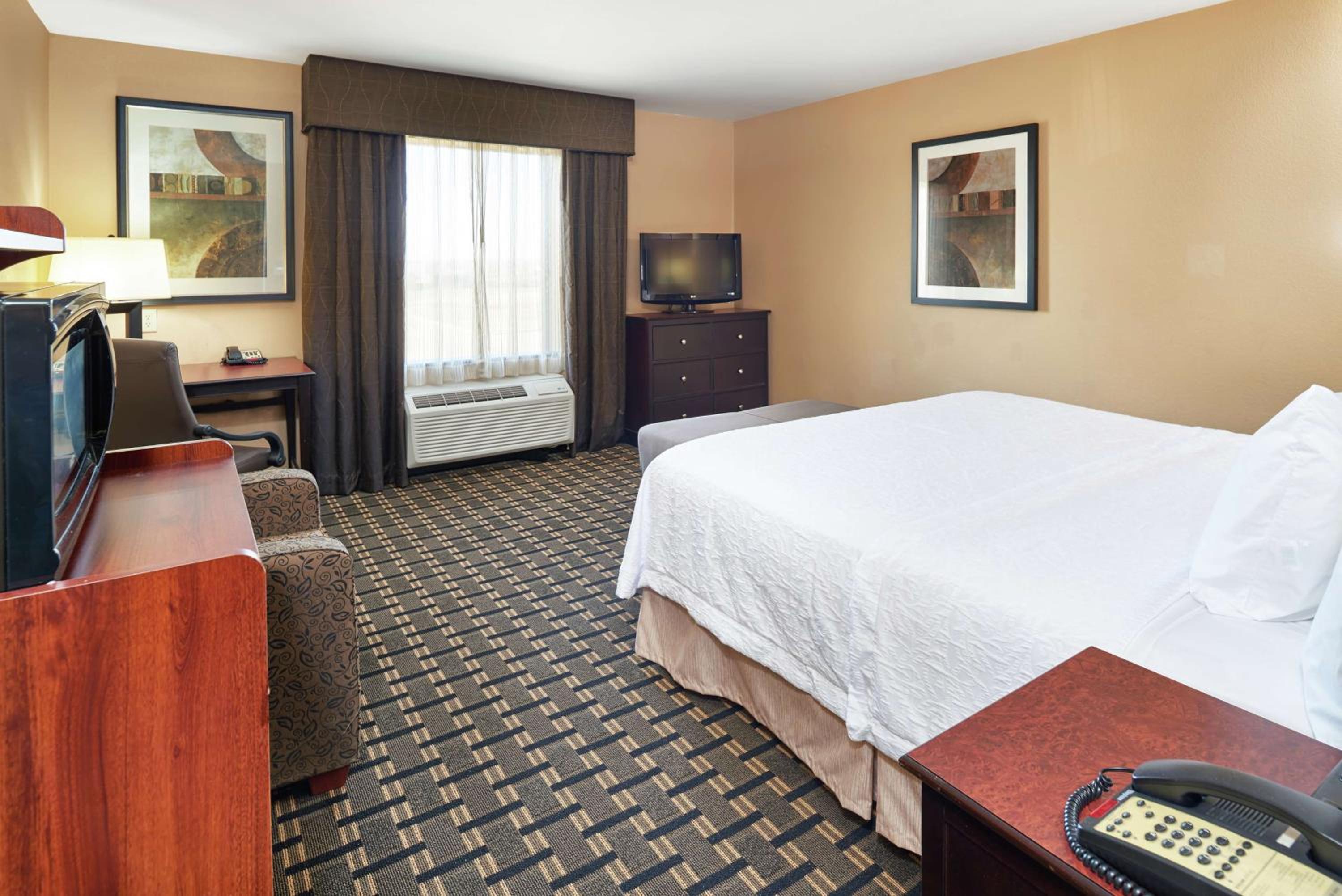 King Room with King Bed - Non-Smoking - Photo 2